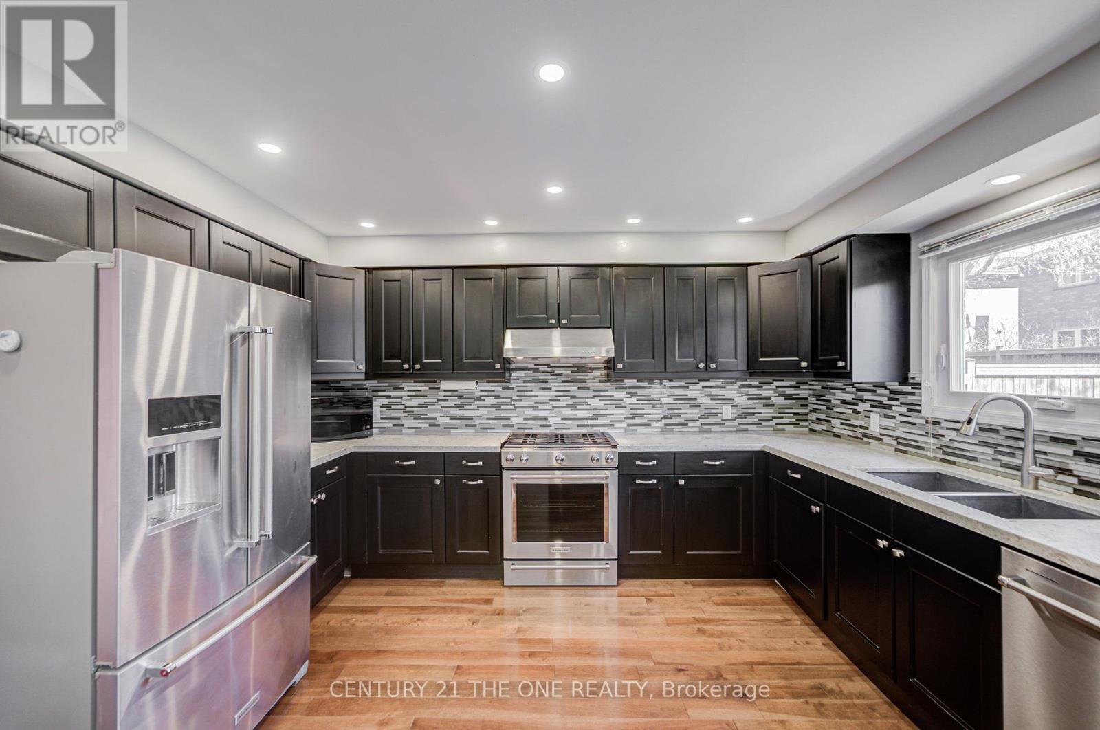 21 Larratt Lane, Richmond Hill, Ontario  L4C 9J1 - Photo 19 - N12976576