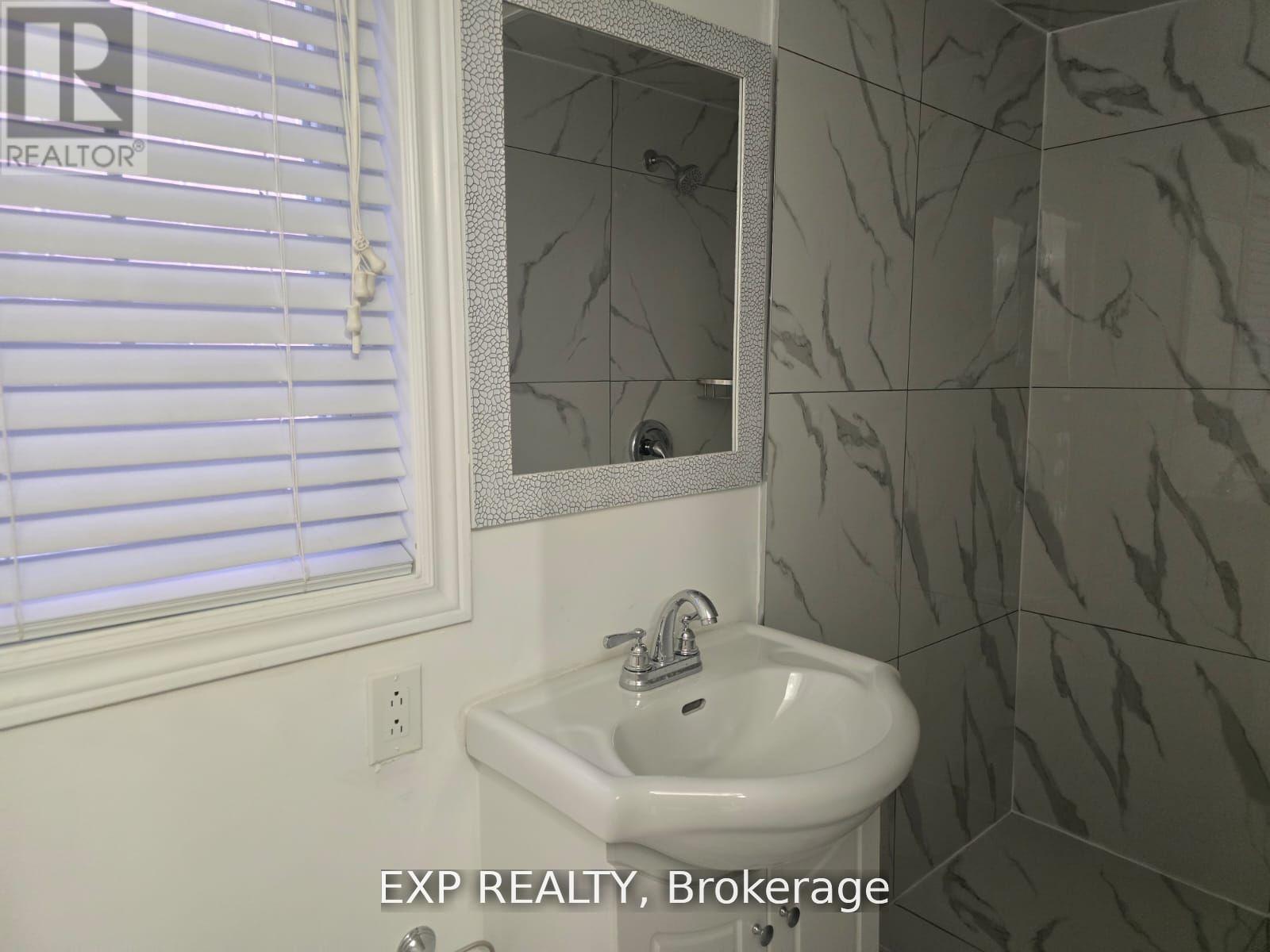 Unit B - 50 Farooq Boulevard N, Vaughan, Ontario  L4H 4P3 - Photo 7 - N12976652