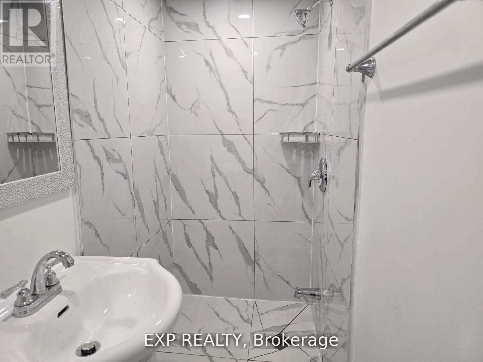 Unit B - 50 Farooq Boulevard N, Vaughan, Ontario  L4H 4P3 - Photo 8 - N12976652