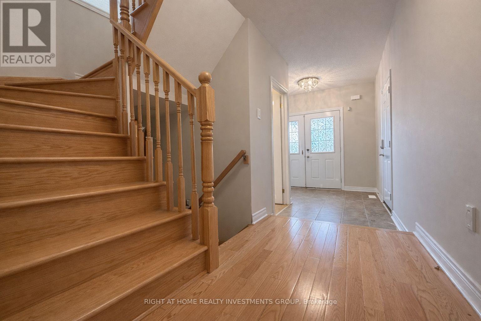 3 Herefordshire Crescent, East Gwillimbury, Ontario  L9N 0B7 - Photo 4 - N12976772