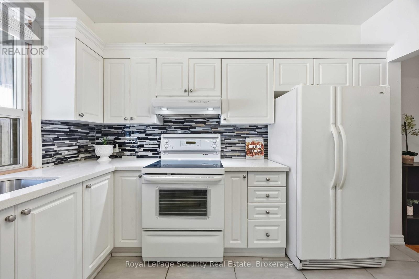 22 Millicent Street, Toronto, Ontario  M6H 1W4 - Photo 15 - W12976584