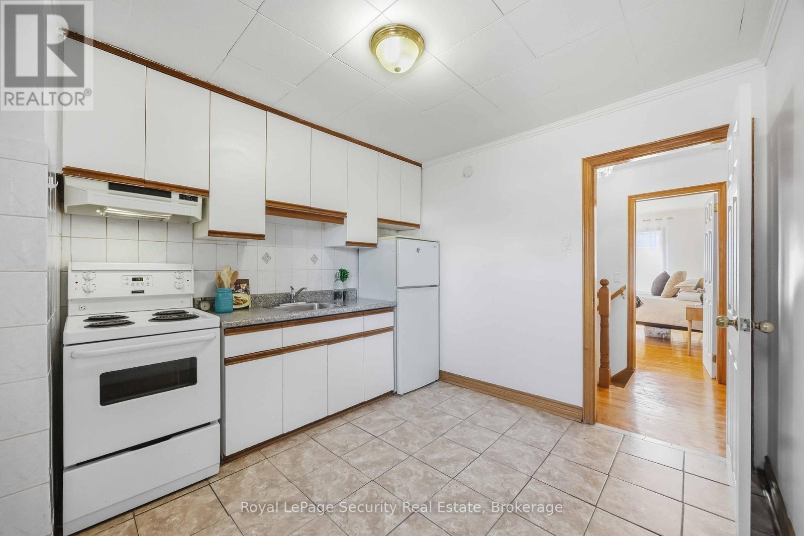 22 Millicent Street, Toronto, Ontario  M6H 1W4 - Photo 17 - W12976584