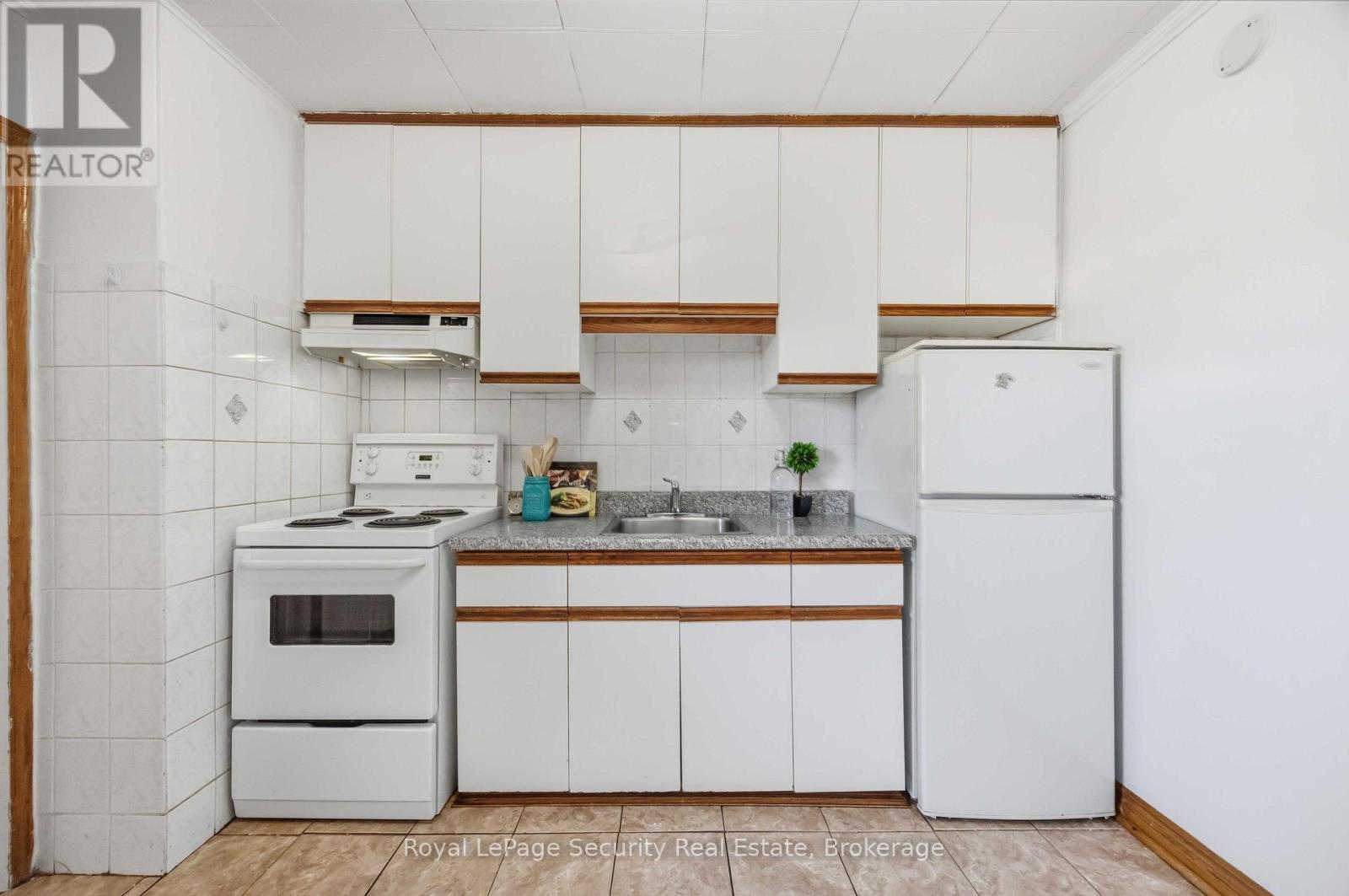 22 Millicent Street, Toronto, Ontario  M6H 1W4 - Photo 18 - W12976584