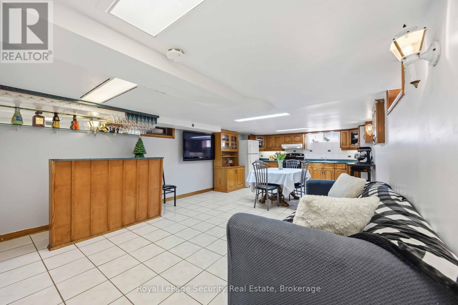 22 Millicent Street, Toronto, Ontario  M6H 1W4 - Photo 34 - W12976584