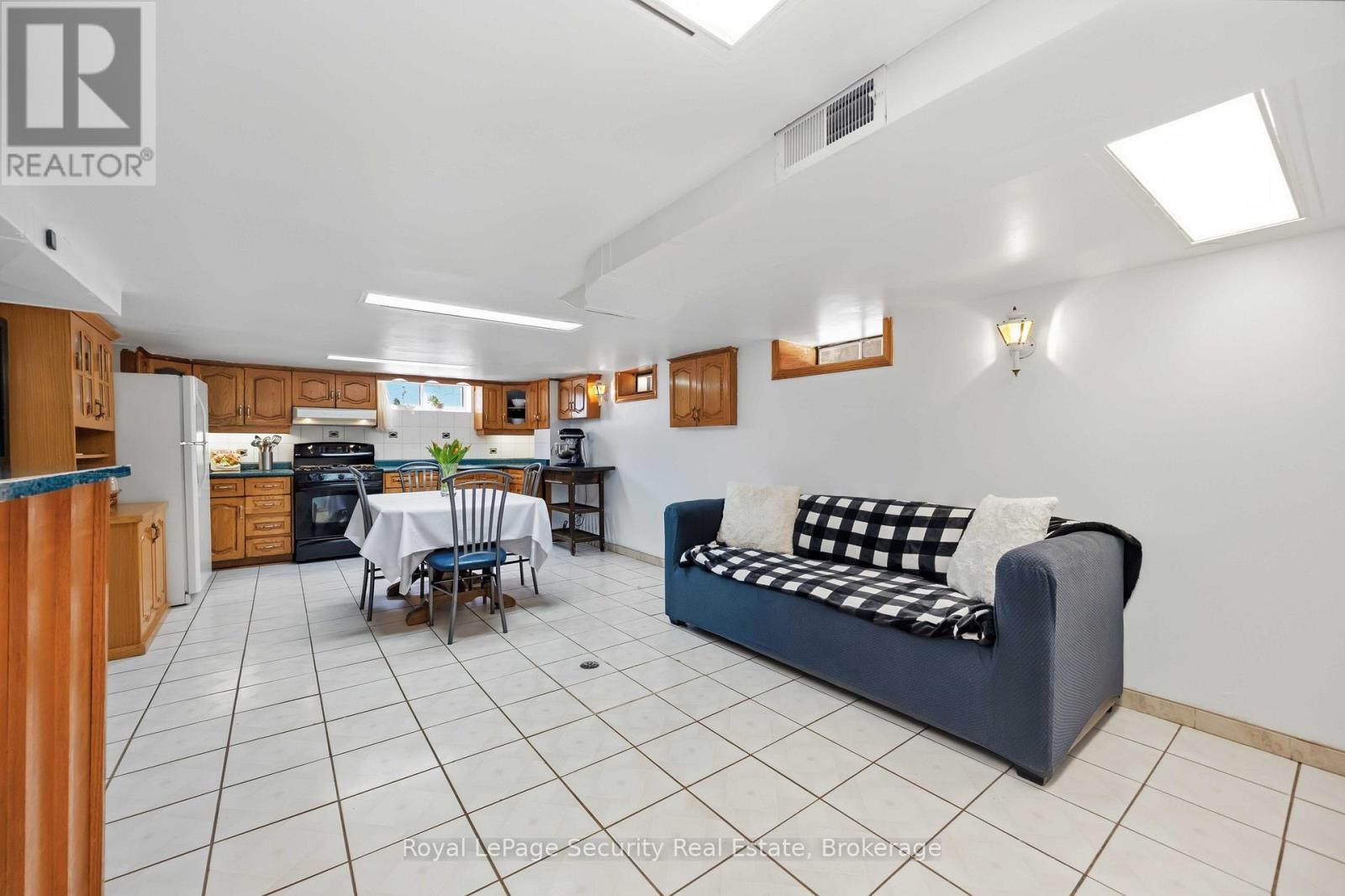 22 Millicent Street, Toronto, Ontario  M6H 1W4 - Photo 35 - W12976584