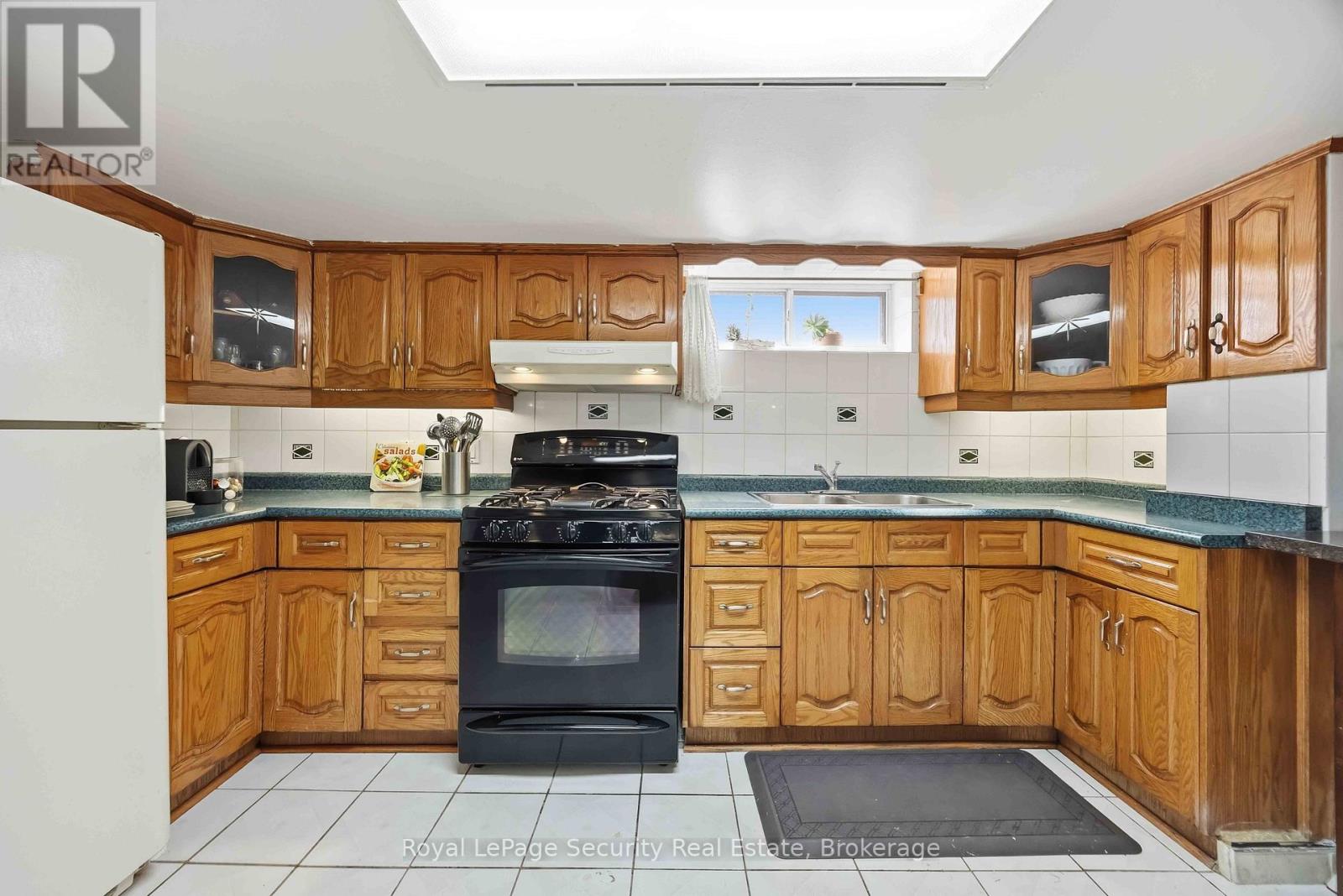 22 Millicent Street, Toronto, Ontario  M6H 1W4 - Photo 39 - W12976584