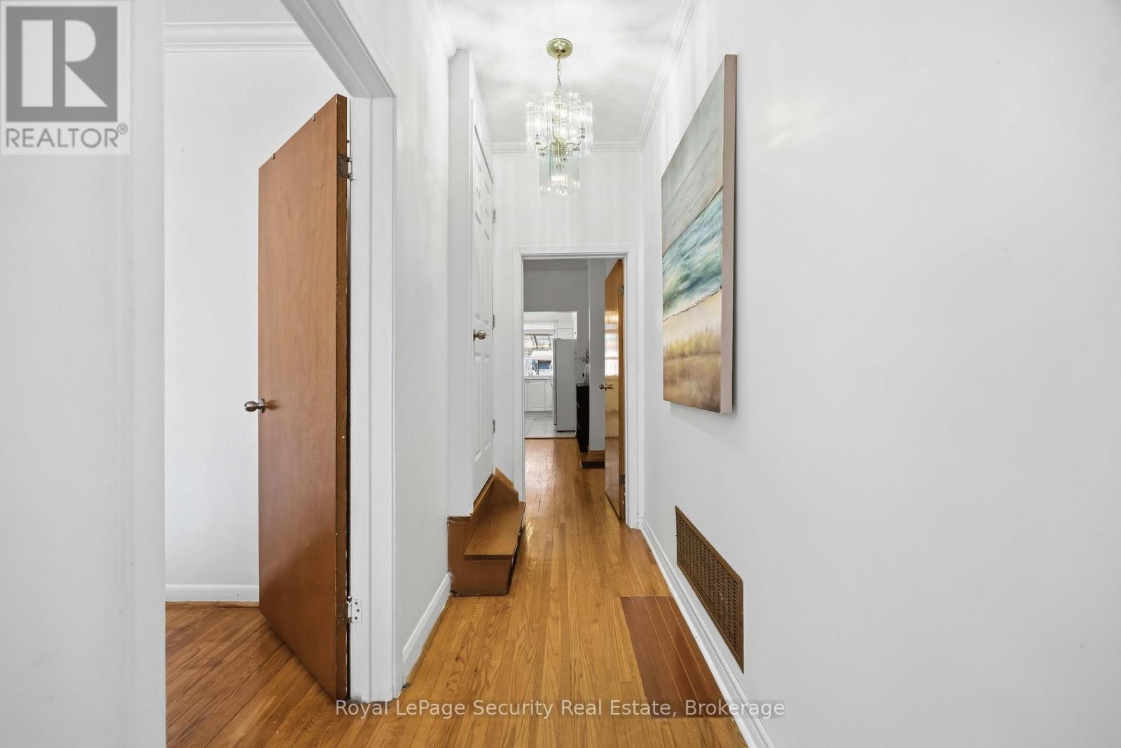 22 Millicent Street, Toronto, Ontario  M6H 1W4 - Photo 5 - W12976584