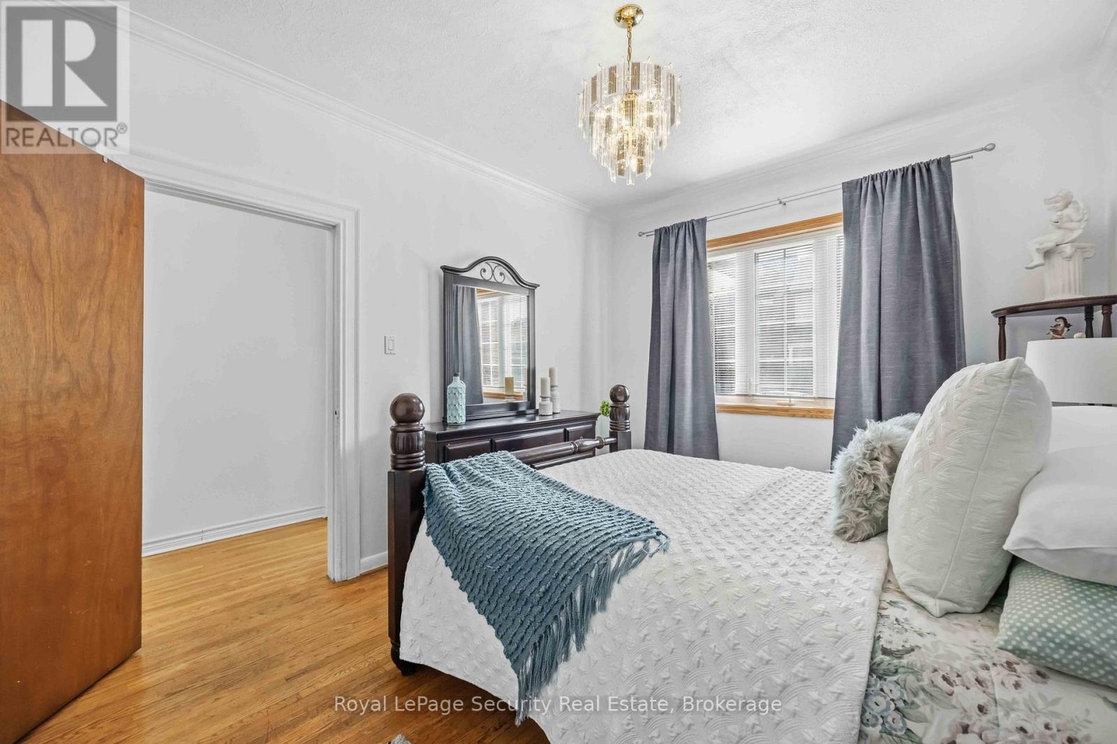 22 Millicent Street, Toronto, Ontario  M6H 1W4 - Photo 8 - W12976584