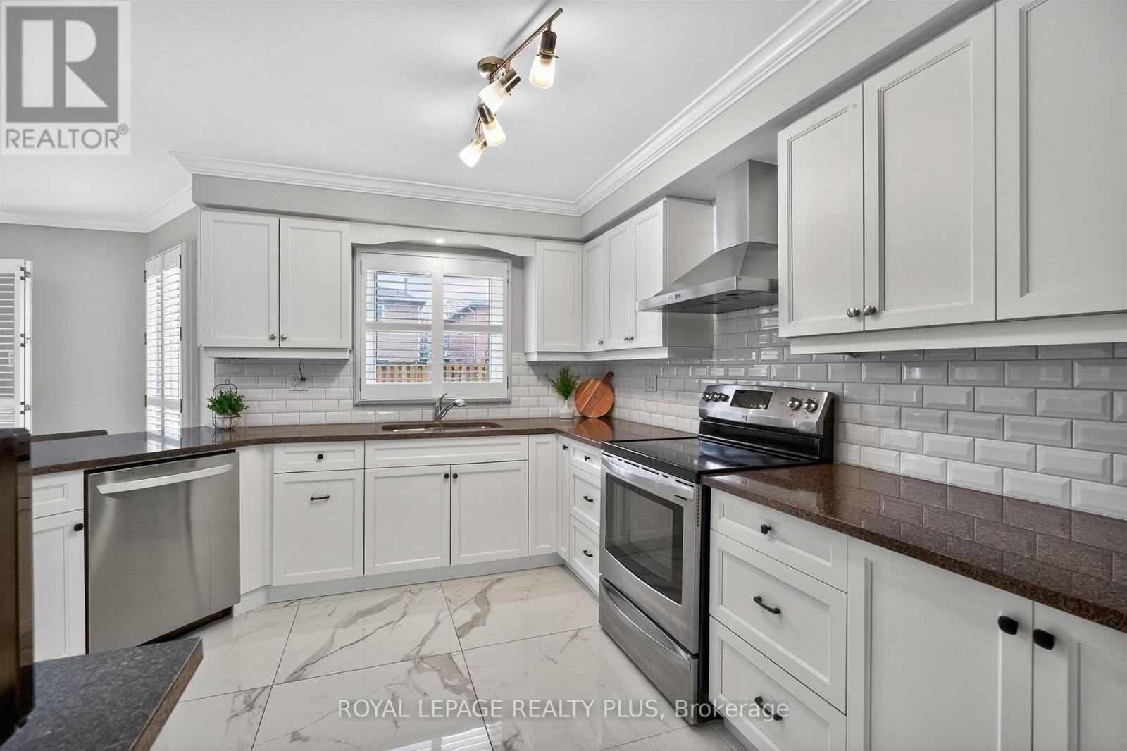 314 Leacock Avenue, Oakville, Ontario  L6H 5J1 - Photo 10 - W12976606