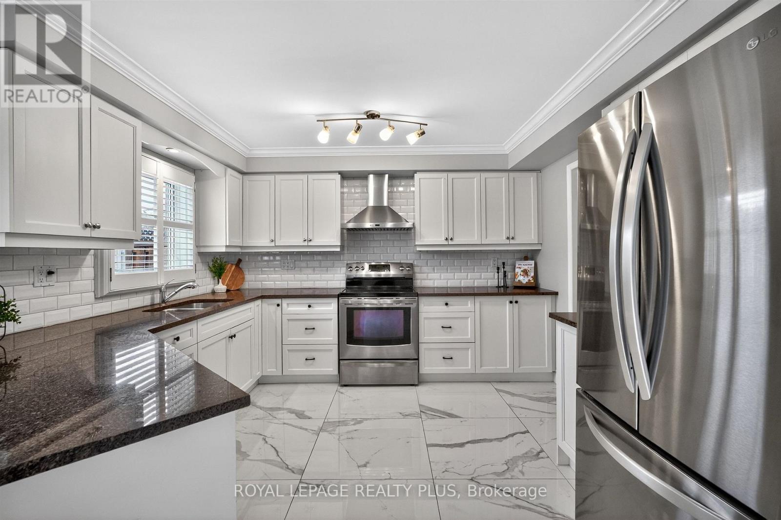 314 Leacock Avenue, Oakville, Ontario  L6H 5J1 - Photo 9 - W12976606