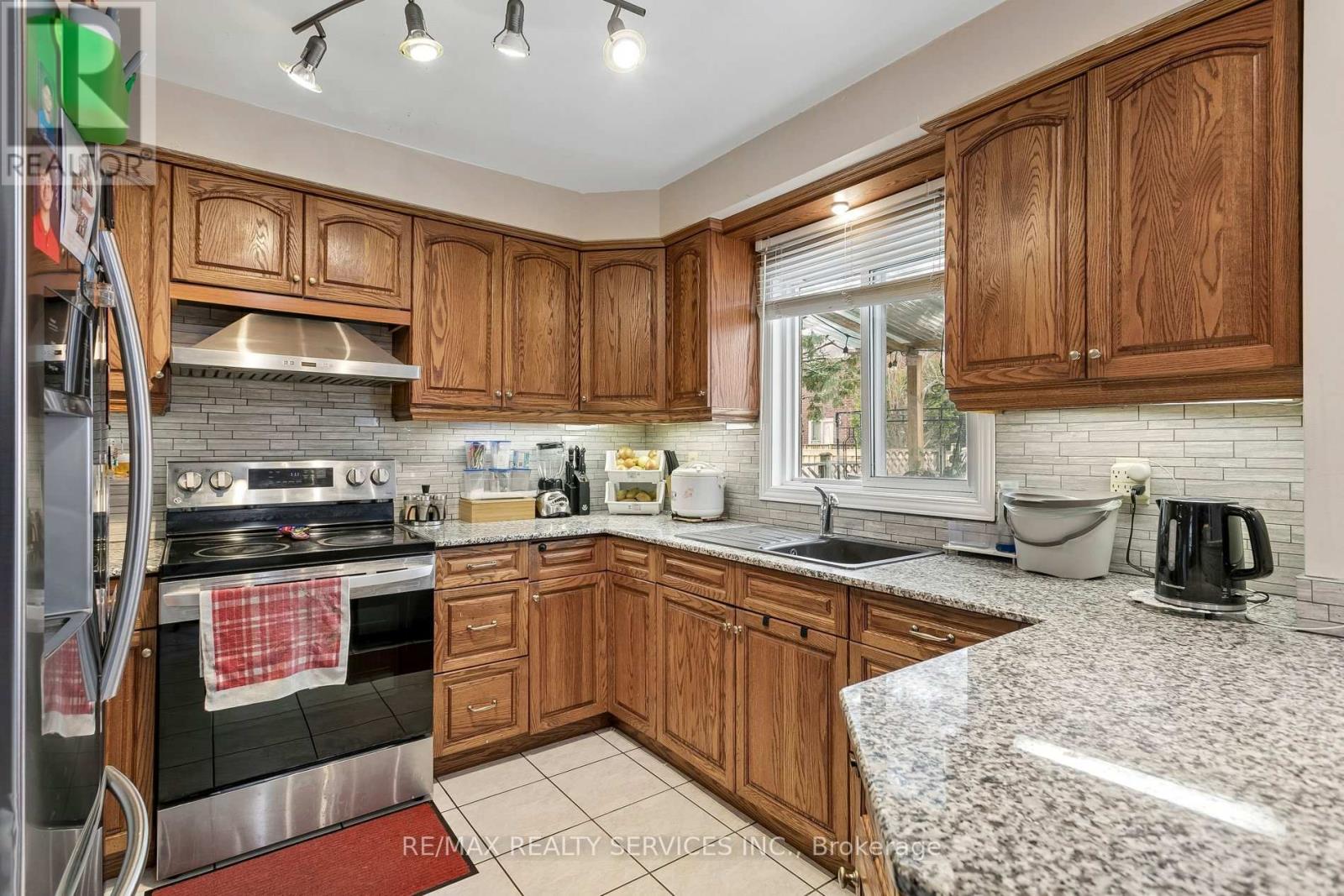 16 Major William Sharpe Drive E, Brampton, Ontario  L6X 3K3 - Photo 15 - W12976788