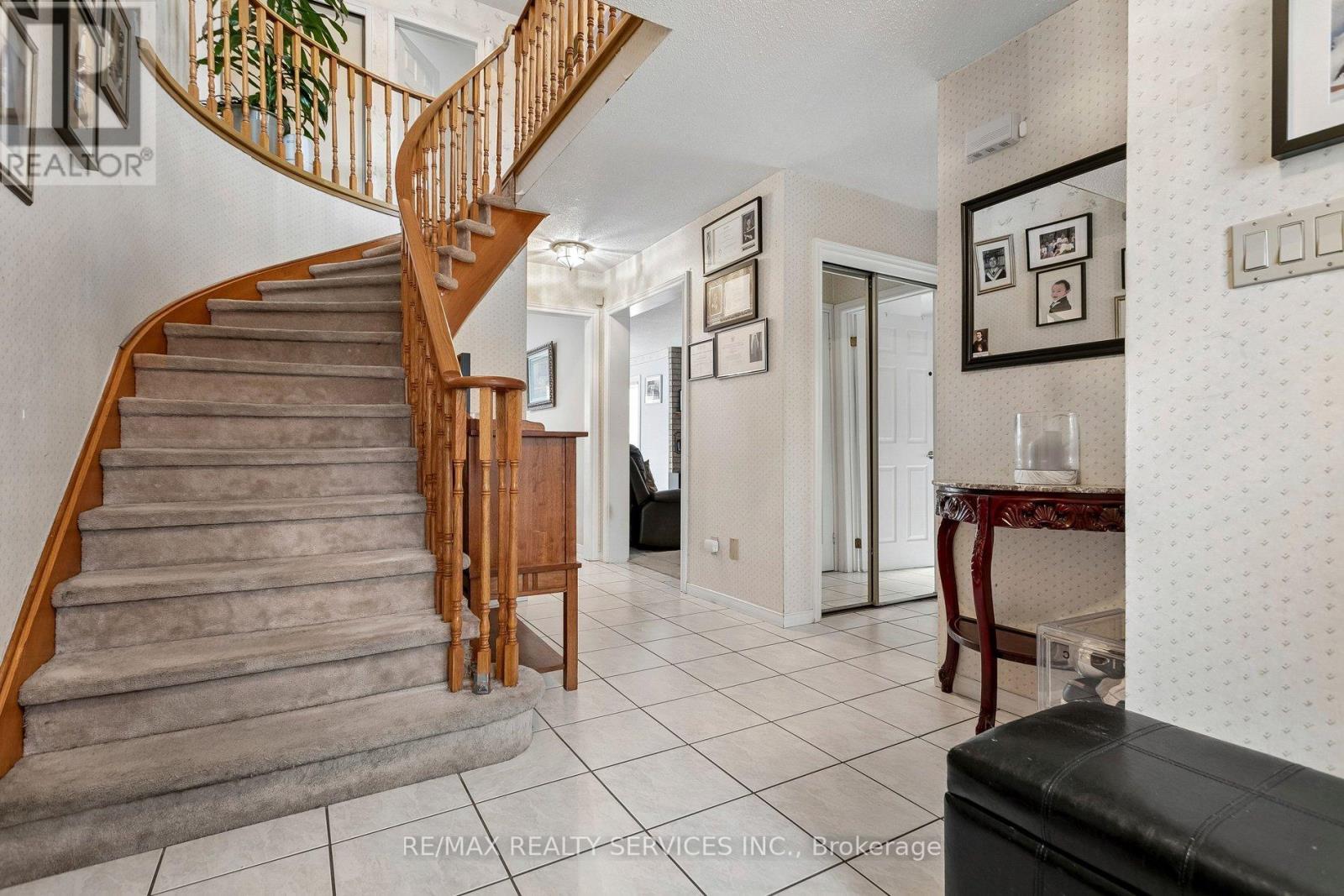 16 Major William Sharpe Drive E, Brampton, Ontario  L6X 3K3 - Photo 5 - W12976788