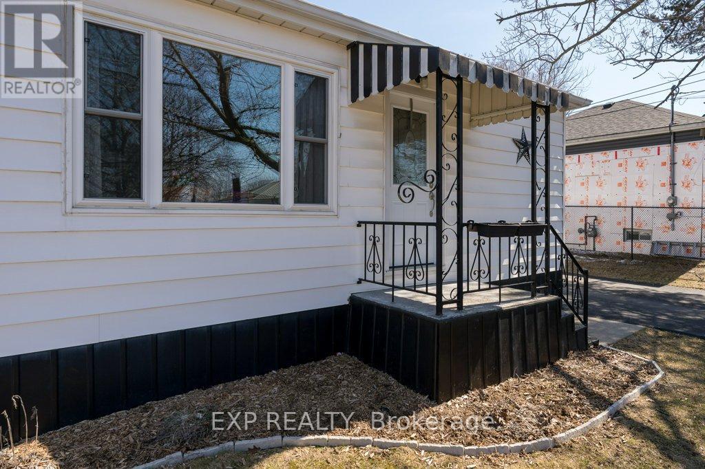 27 Valleyview Crescent, Belleville, Ontario  K8P 3E9 - Photo 4 - X12977104