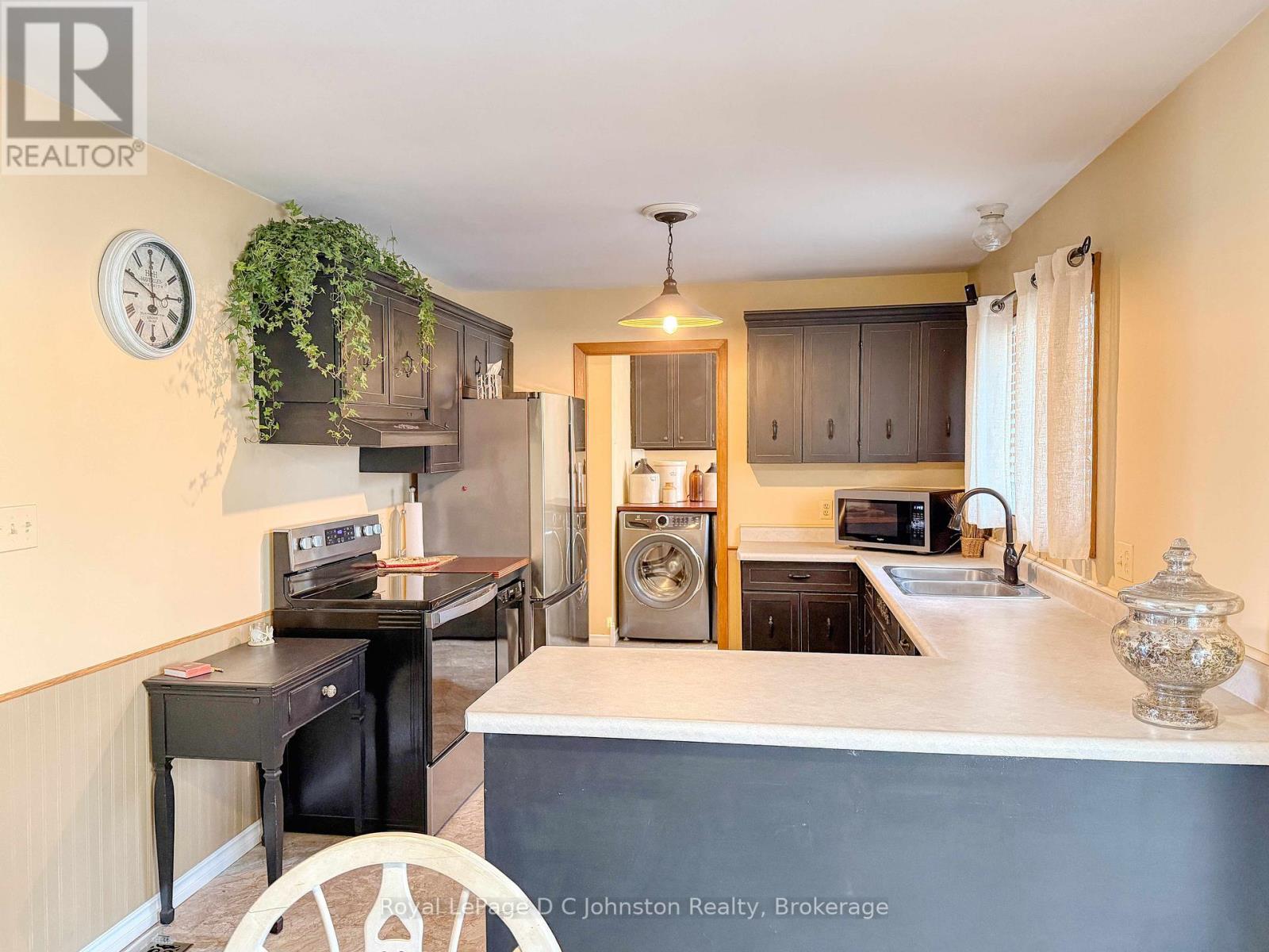 121 Edward Street, Saugeen Shores, Ontario  N0H 2L0 - Photo 13 - X12976912