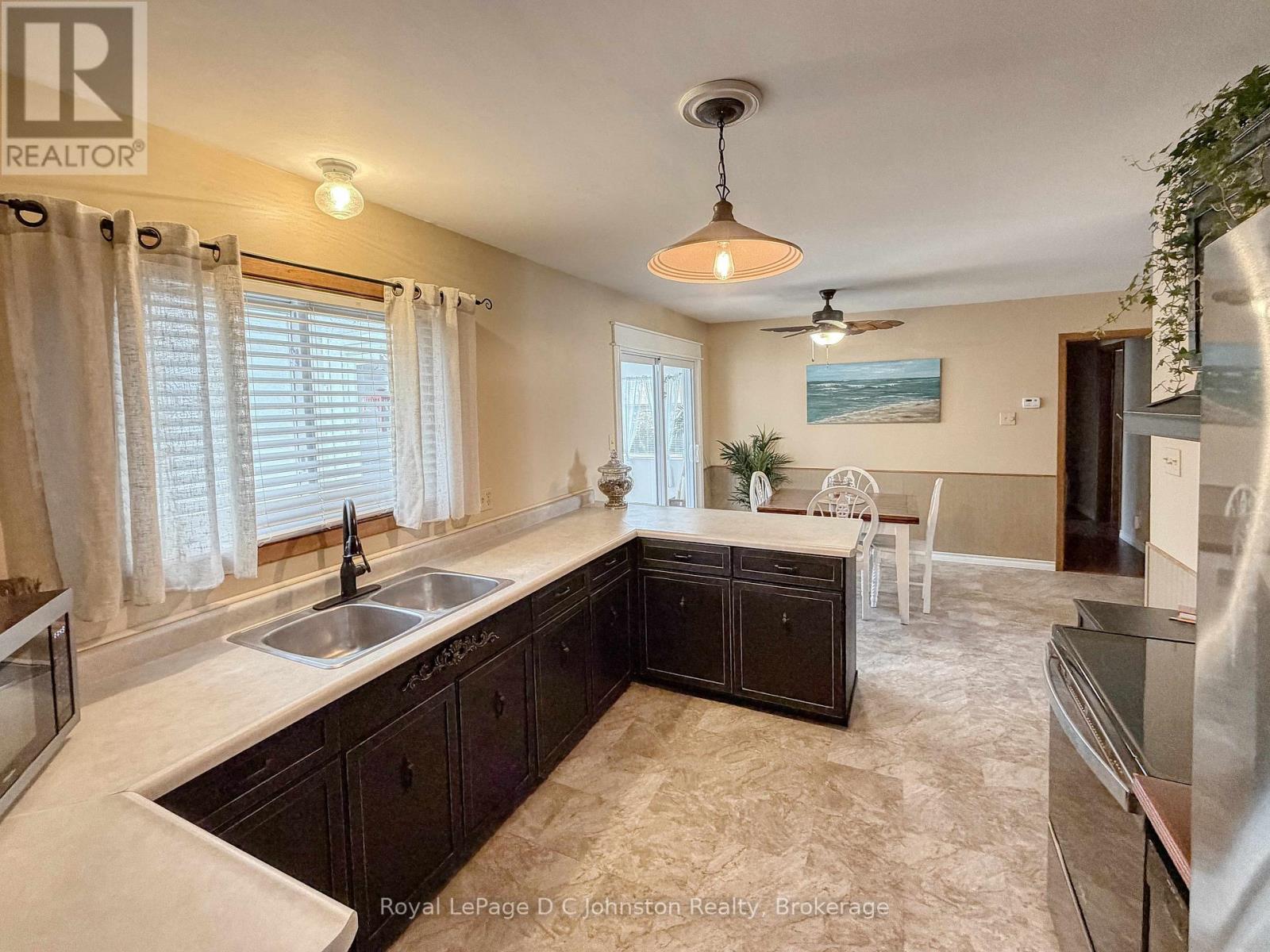 121 Edward Street, Saugeen Shores, Ontario  N0H 2L0 - Photo 14 - X12976912