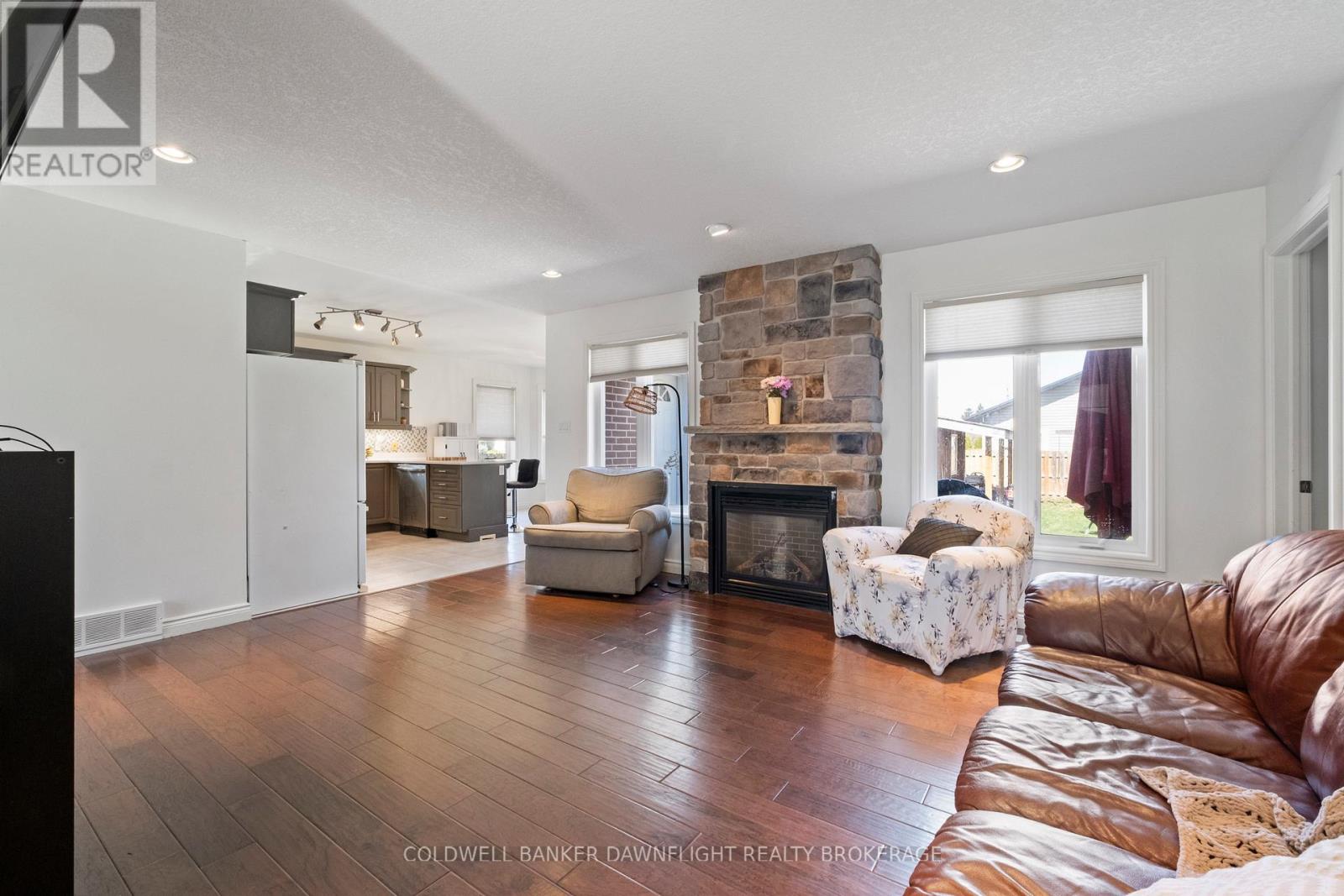 148 Broadway Street, North Middlesex, Ontario  N0M 2K0 - Photo 6 - X12977060