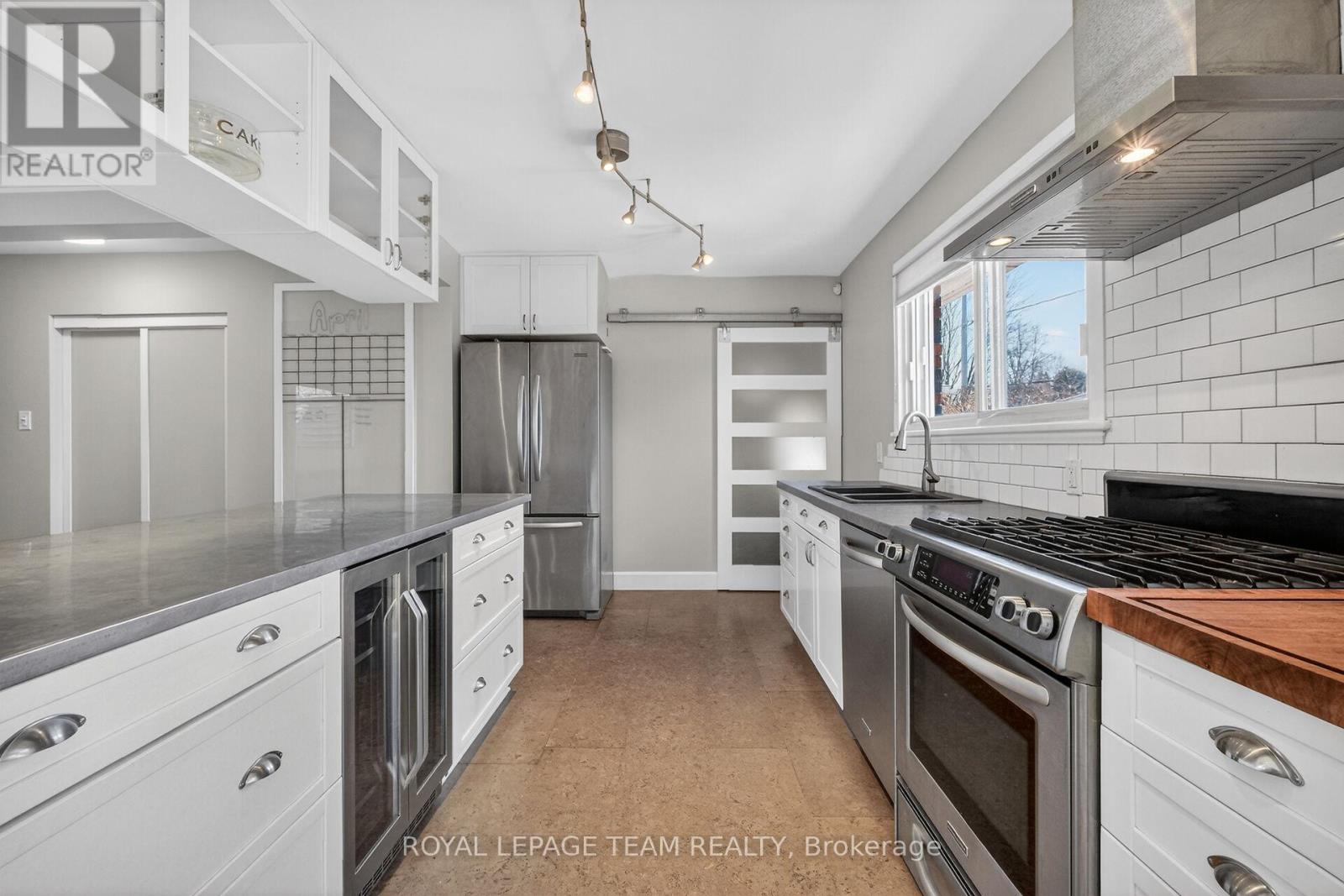 1318 Albany Drive, Ottawa, Ontario  K2C 2L9 - Photo 12 - X12976972