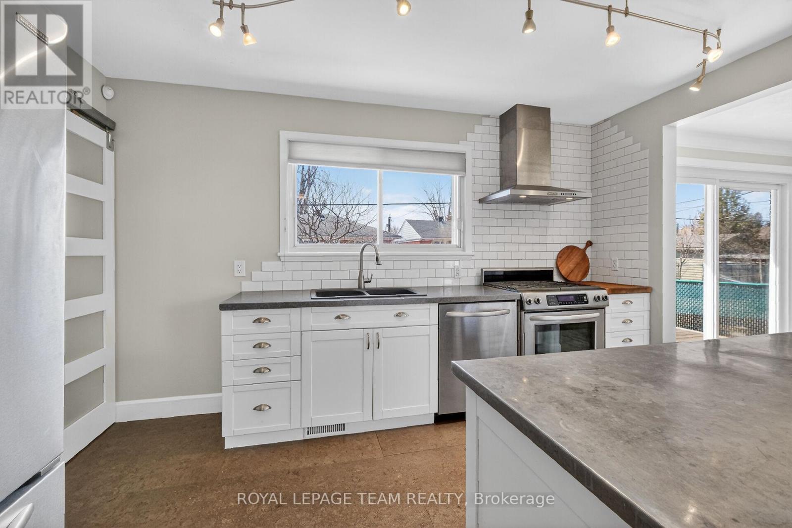 1318 Albany Drive, Ottawa, Ontario  K2C 2L9 - Photo 14 - X12976972