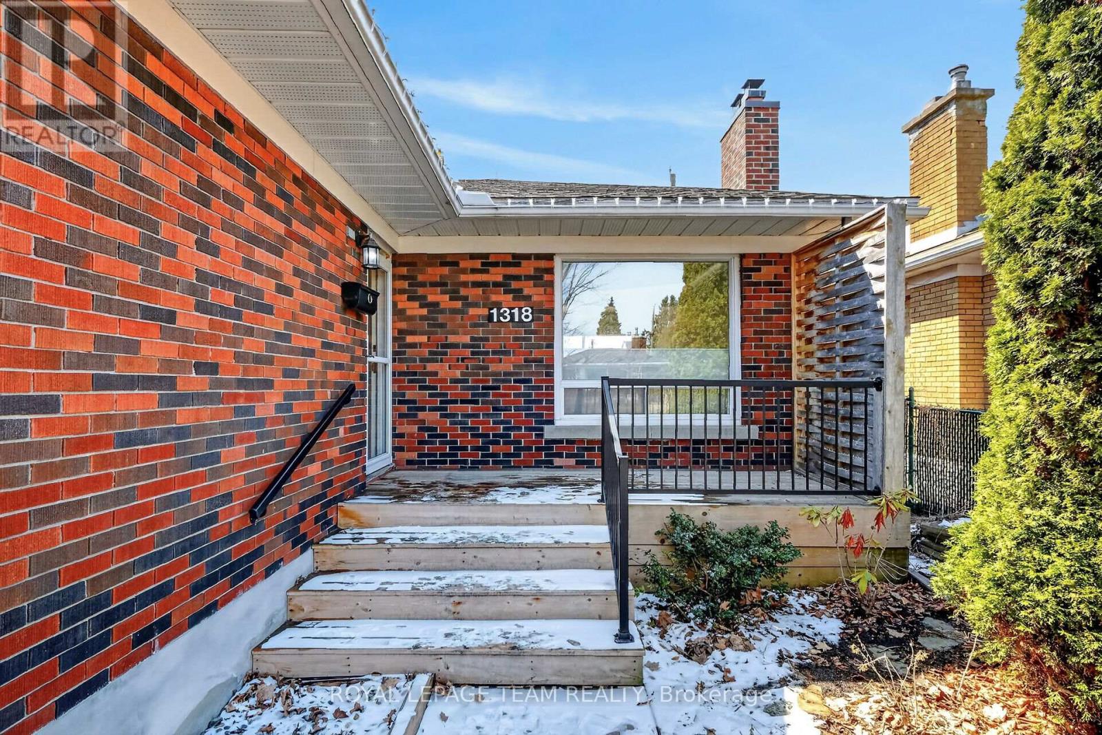 1318 Albany Drive, Ottawa, Ontario  K2C 2L9 - Photo 2 - X12976972