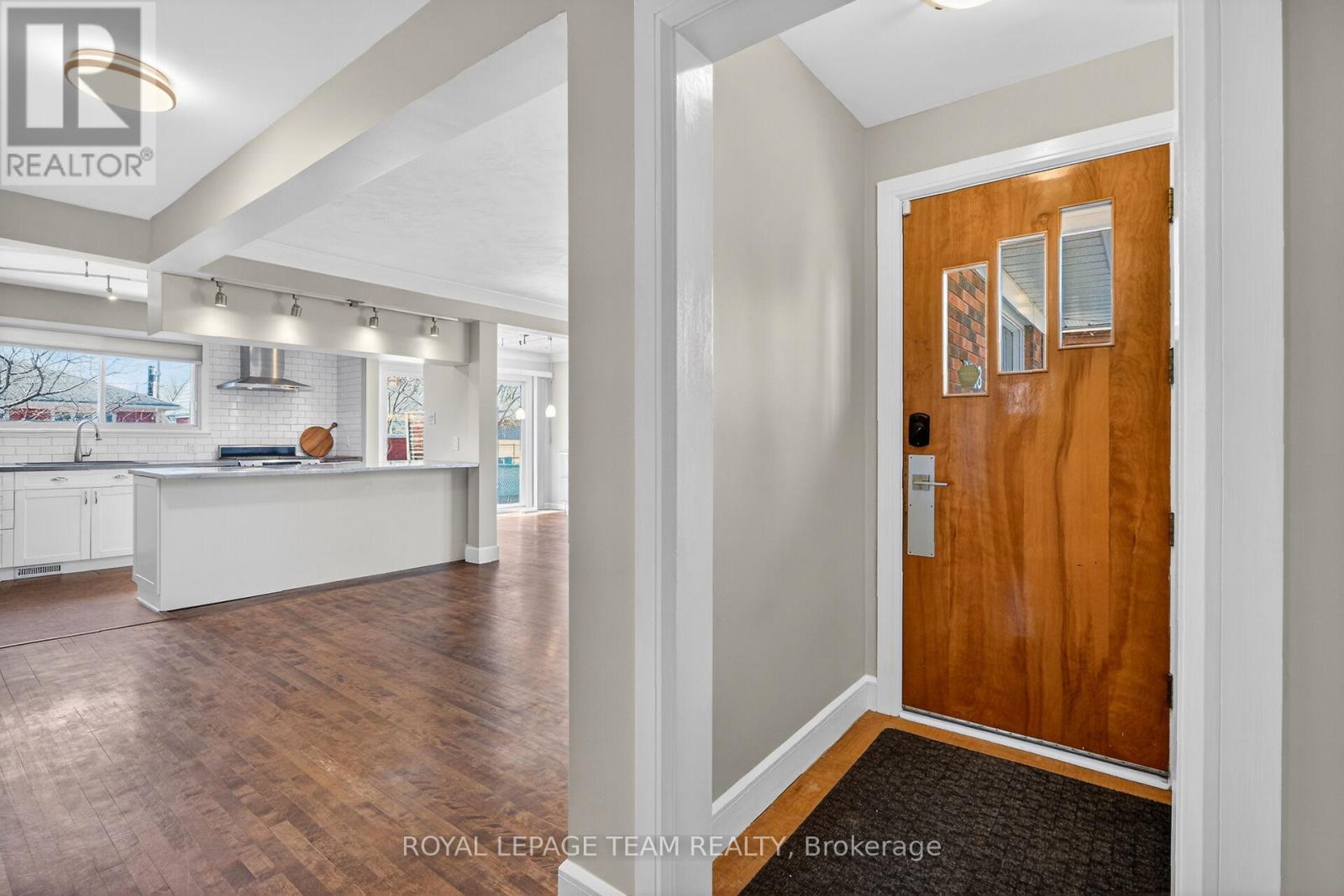 1318 Albany Drive, Ottawa, Ontario  K2C 2L9 - Photo 3 - X12976972