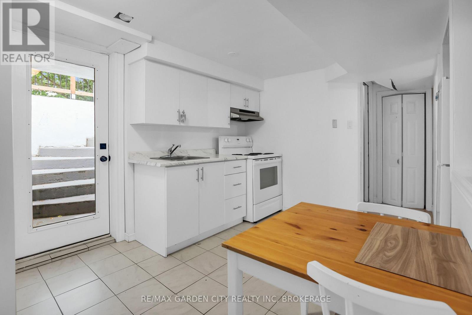 Unit #2 - 18 Wakil Drive, St. Catharines, Ontario  L2T 3H8 - Photo 2 - X12976898