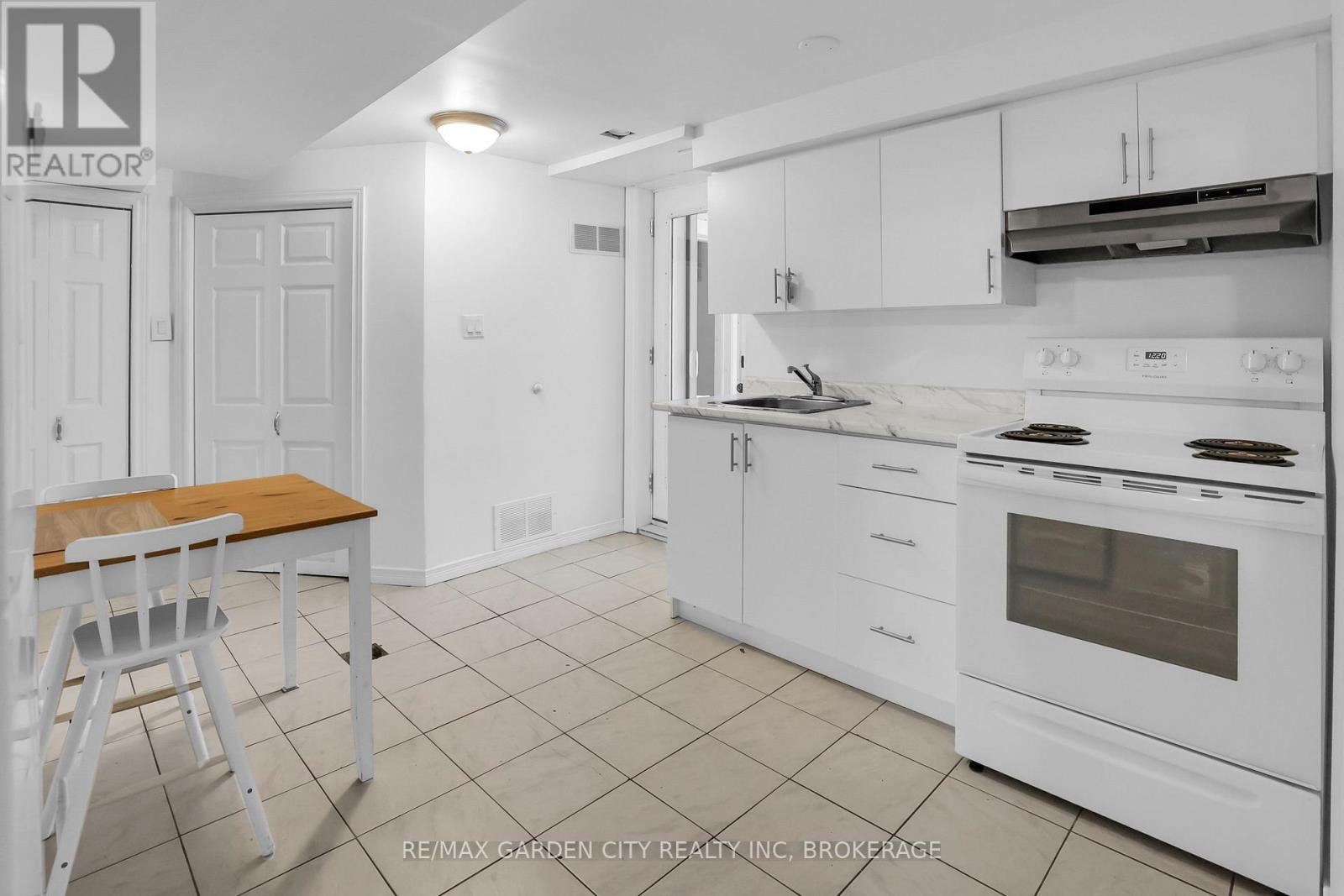 Unit #2 - 18 Wakil Drive, St. Catharines, Ontario  L2T 3H8 - Photo 3 - X12976898