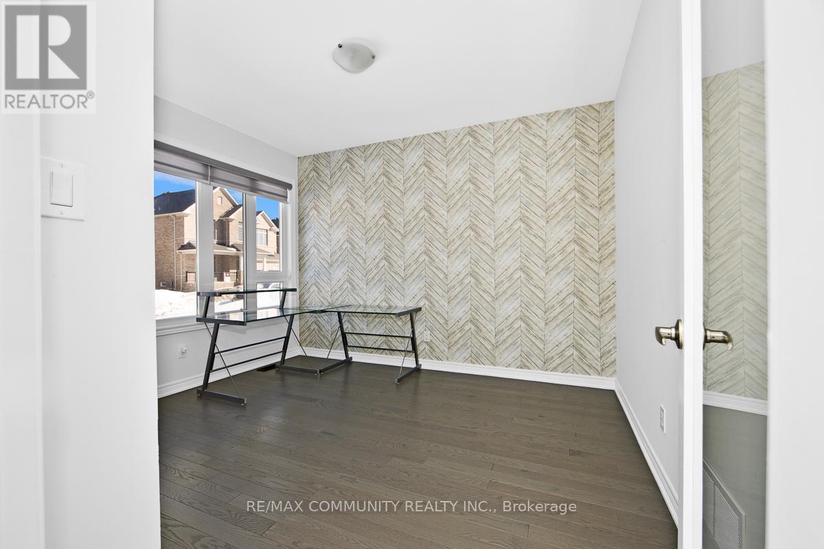 57 Bud Leggett Crescent, Georgina, Ontario  L4P 0B7 - Photo 12 - N12976866