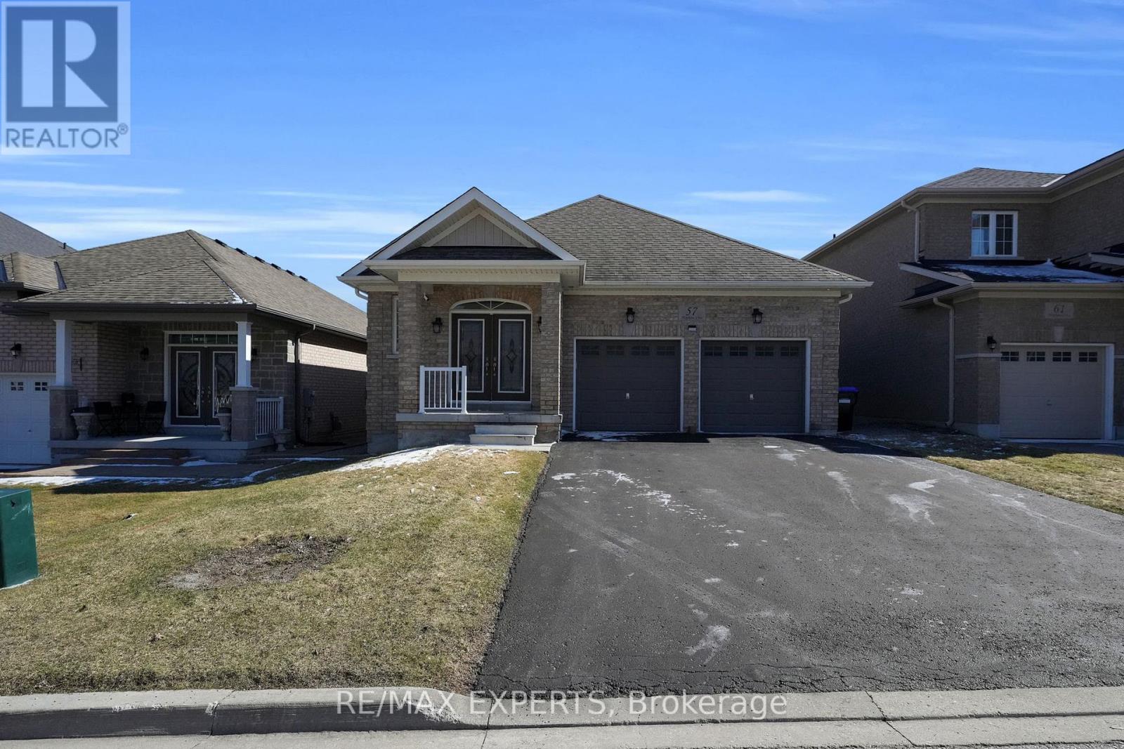 57 Hopkins Crescent N, Bradford West Gwillimbury, Ontario  L3Z 0R7 - Photo 2 - N12976914