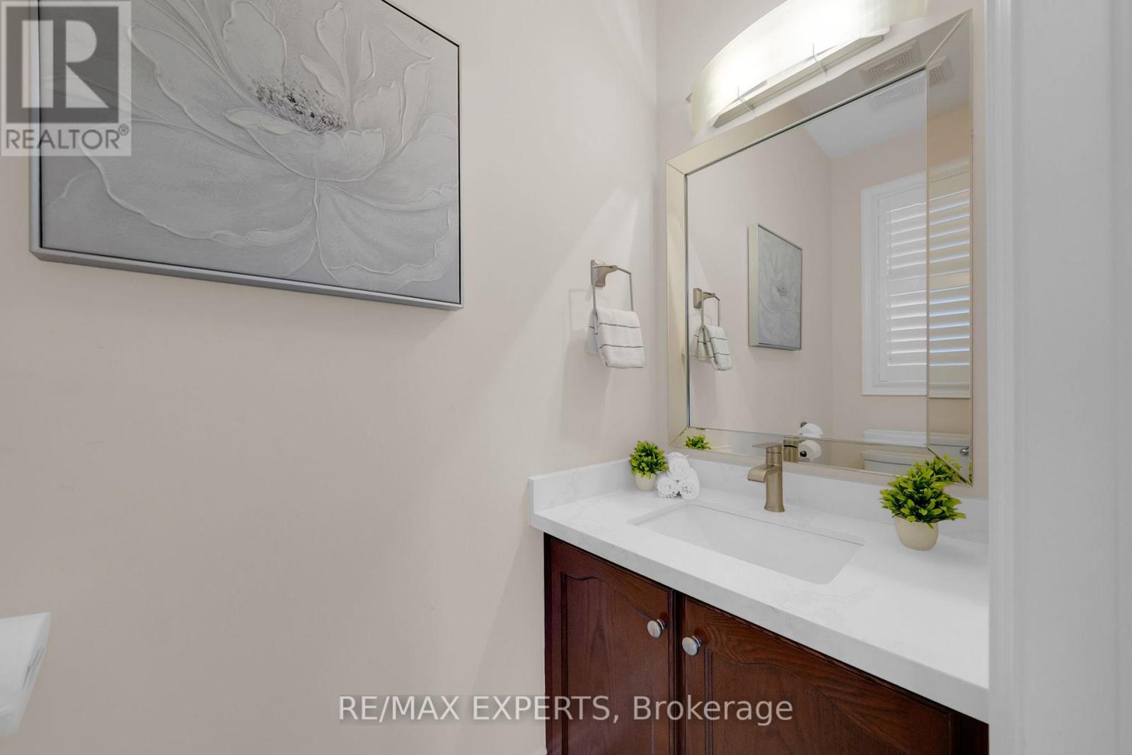 57 Hopkins Crescent N, Bradford West Gwillimbury, Ontario  L3Z 0R7 - Photo 6 - N12976914