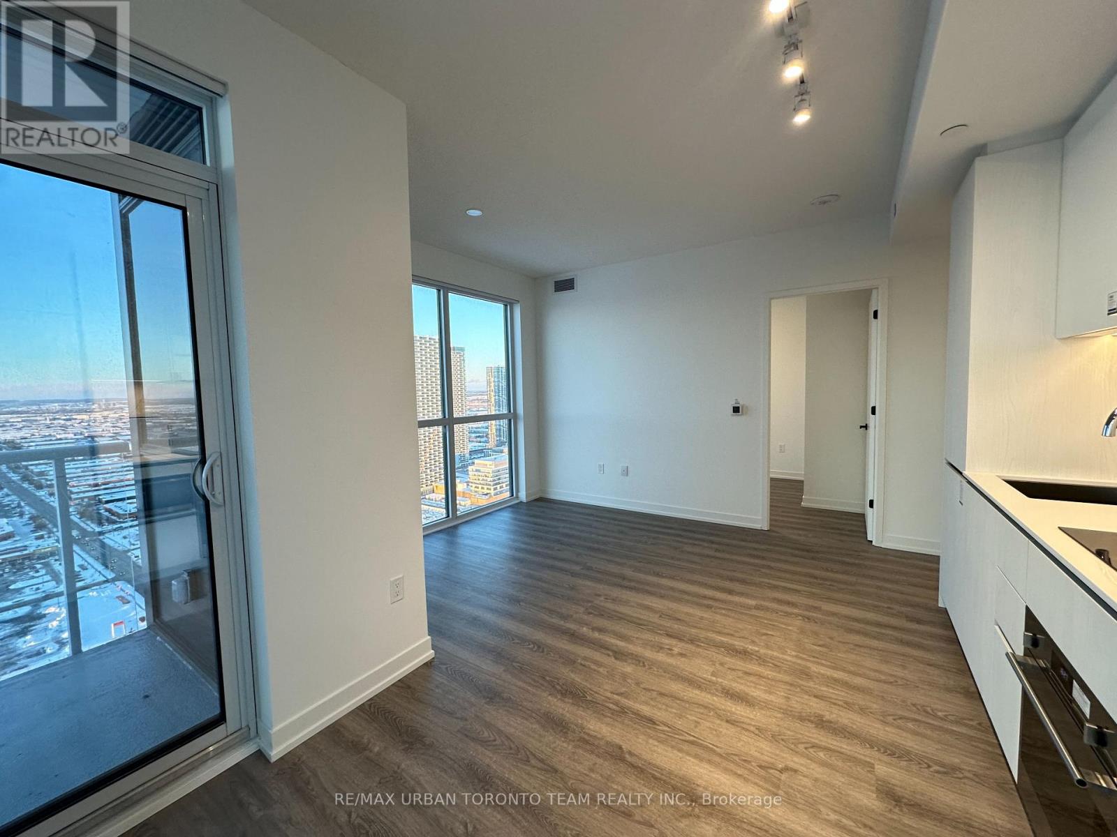 4102 - 8 Interchange Way, Vaughan, Ontario  L4K 5Z7 - Photo 6 - N12977096