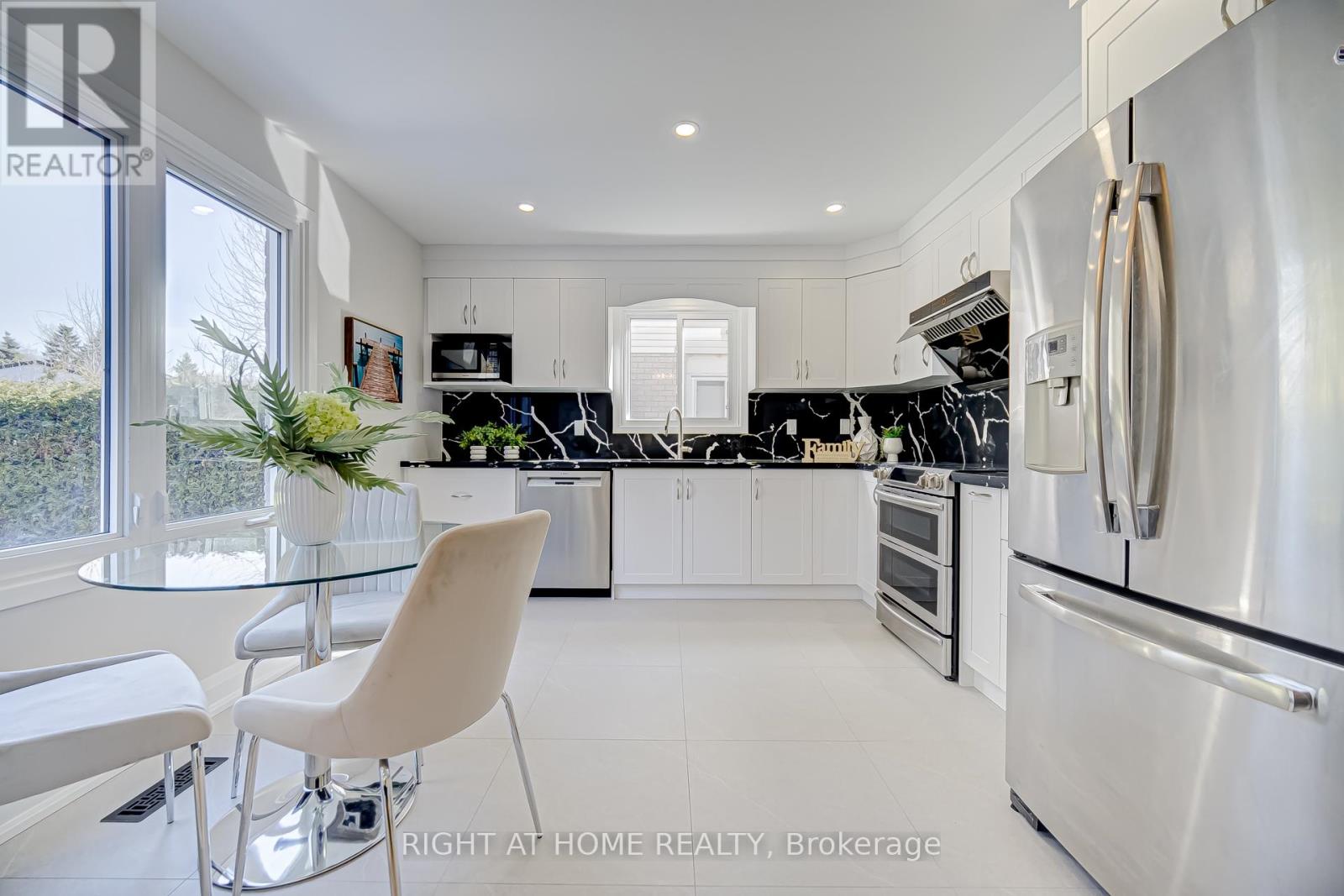 10 Holm Crescent, Markham, Ontario  L3T 5J3 - Photo 9 - N12973962