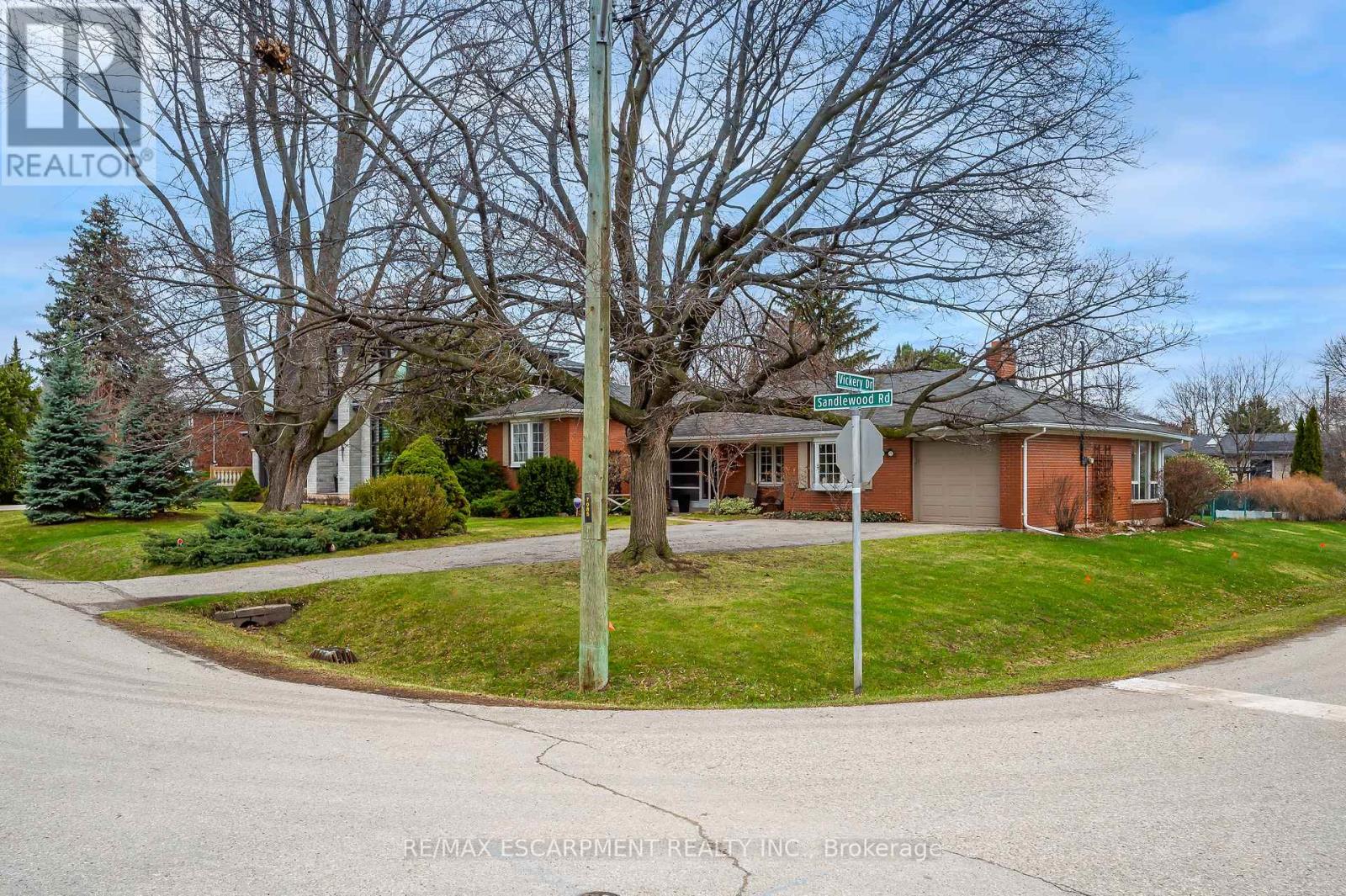 345 Sandlewood Road, Oakville, Ontario  L6L 3S1 - Photo 3 - W12976824