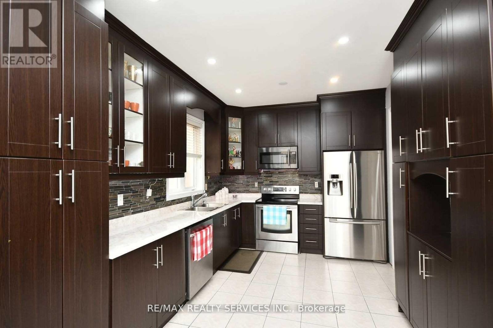 17 Eagle Plains (Upper) Drive, Brampton, Ontario  L6R 3M6 - Photo 12 - W12976830