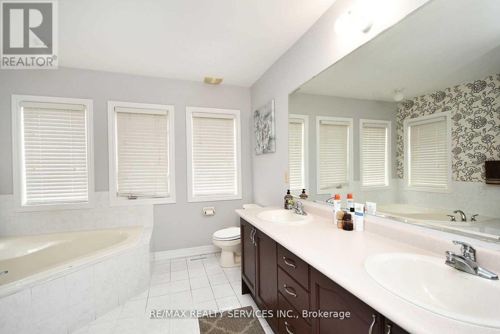 17 Eagle Plains (Upper) Drive, Brampton, Ontario  L6R 3M6 - Photo 17 - W12976830