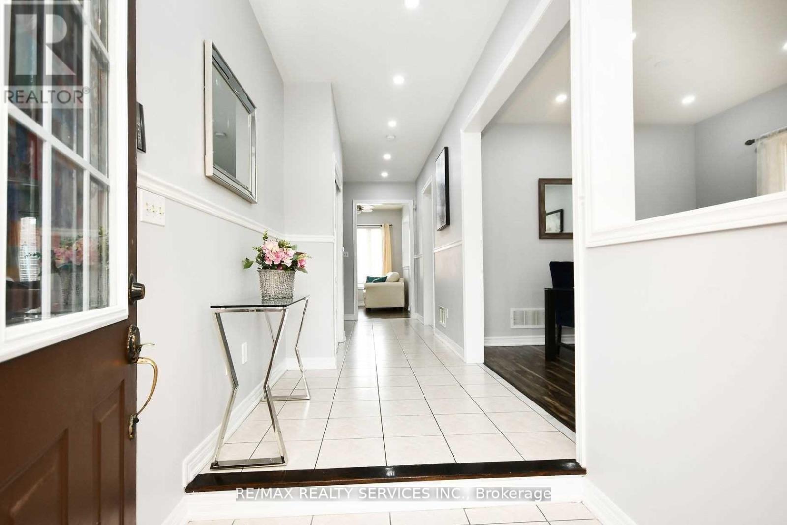 17 Eagle Plains (Upper) Drive, Brampton, Ontario  L6R 3M6 - Photo 2 - W12976830