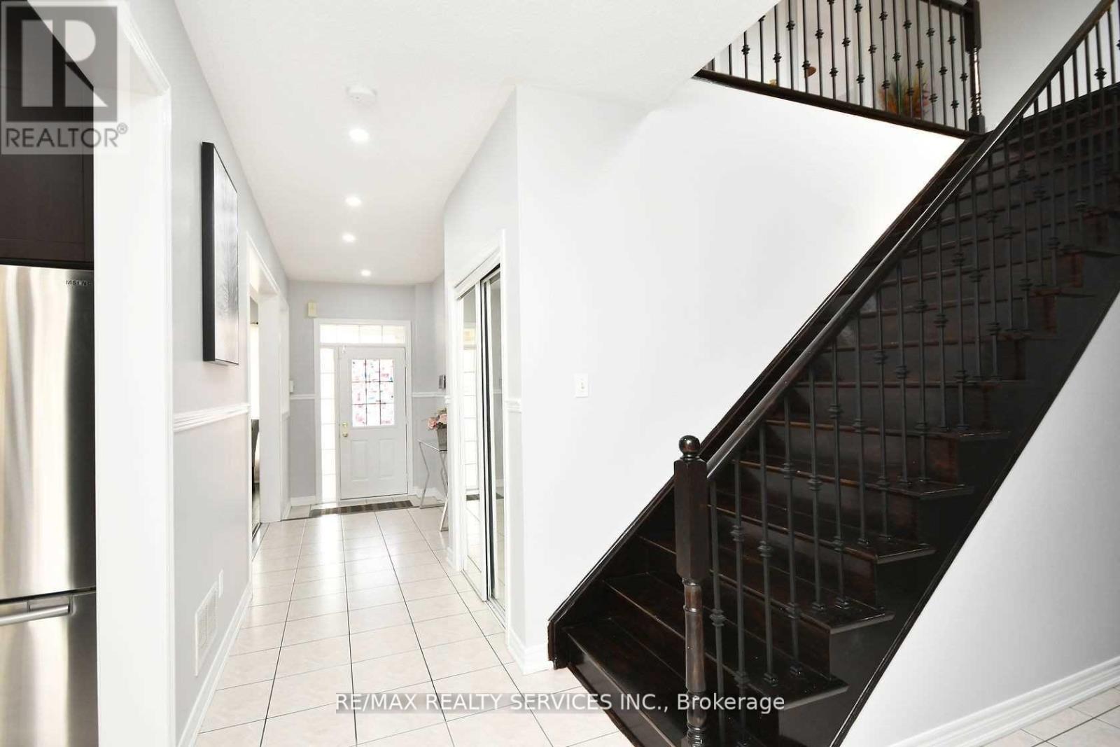 17 Eagle Plains (Upper) Drive, Brampton, Ontario  L6R 3M6 - Photo 3 - W12976830