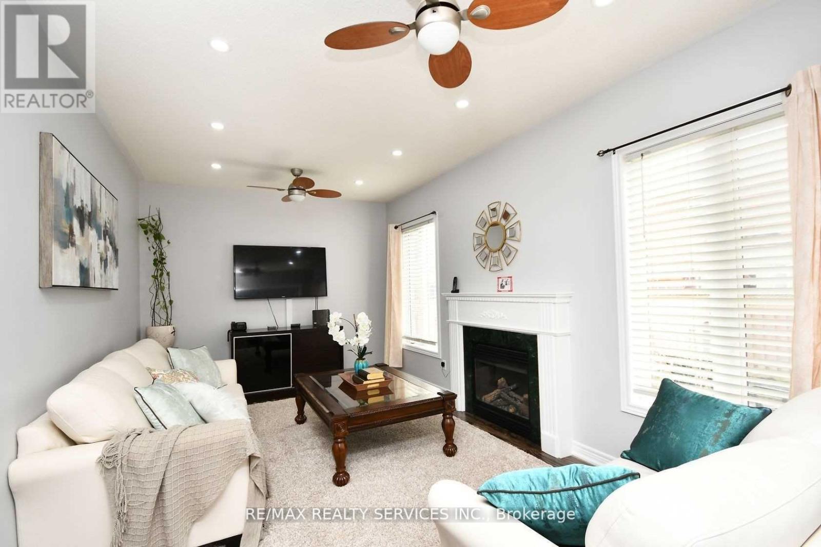 17 Eagle Plains (Upper) Drive, Brampton, Ontario  L6R 3M6 - Photo 4 - W12976830