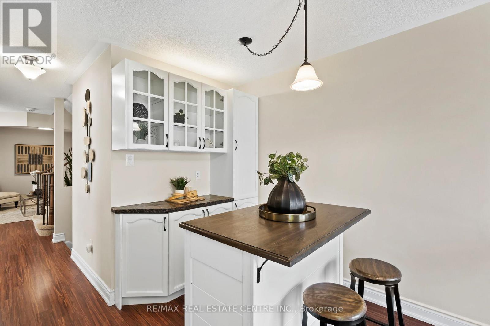 2879 Westbury Court, Mississauga, Ontario  L5M 6B3 - Photo 12 - W12976870