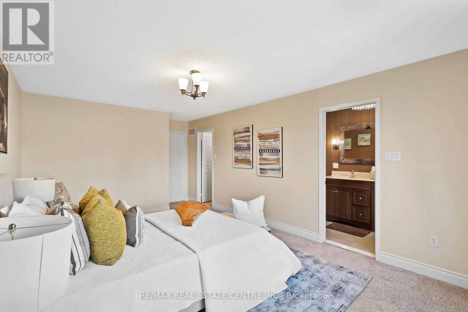 2879 Westbury Court, Mississauga, Ontario  L5M 6B3 - Photo 20 - W12976870