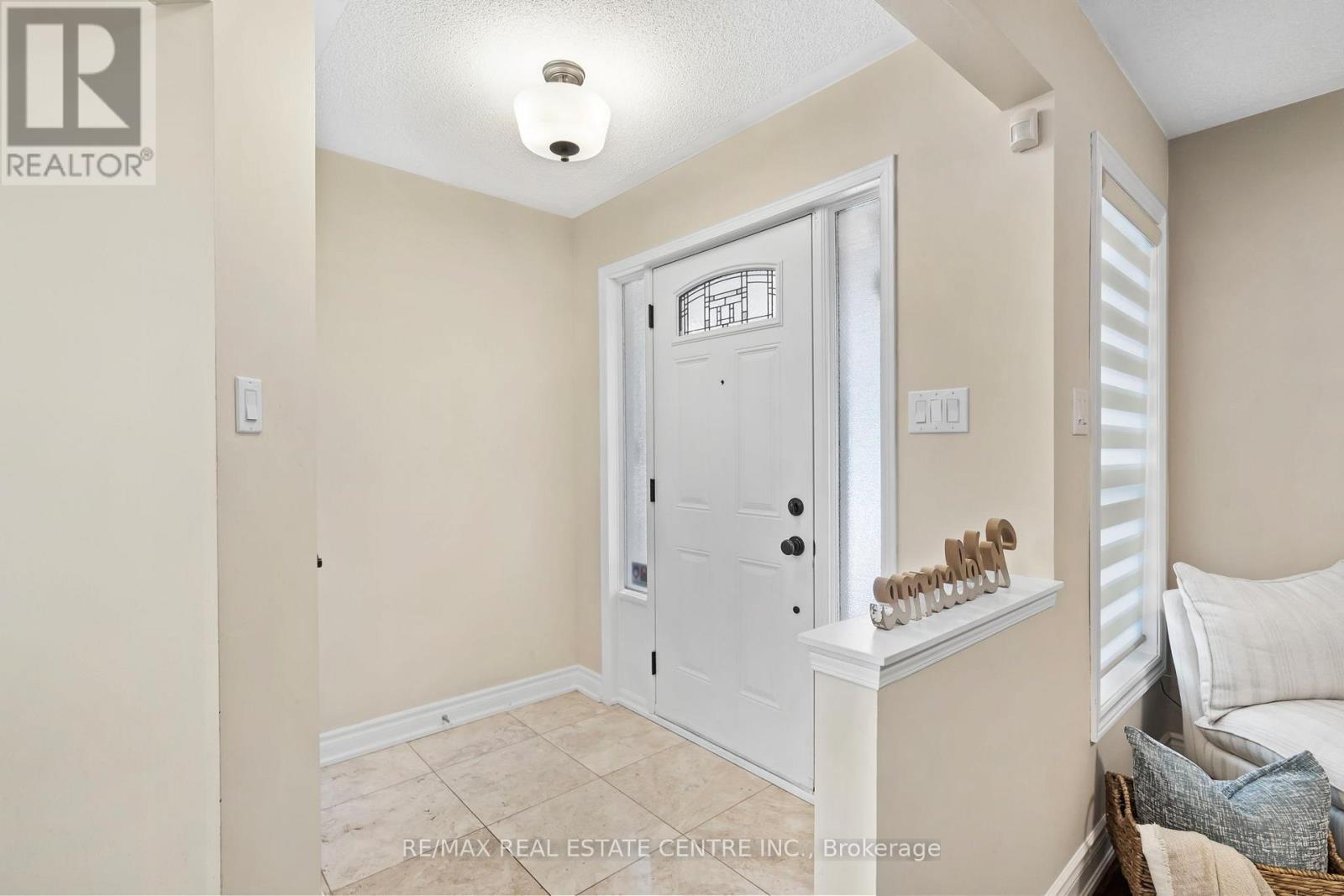 2879 Westbury Court, Mississauga, Ontario  L5M 6B3 - Photo 3 - W12976870