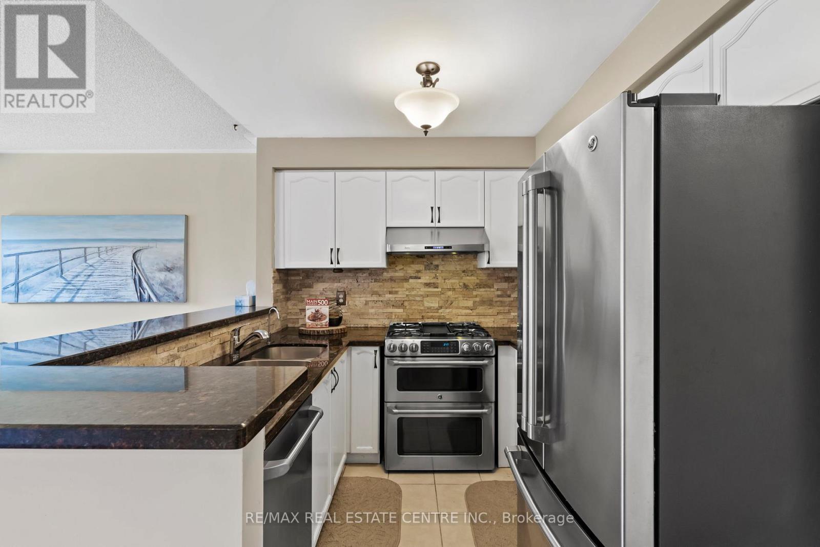 2879 Westbury Court, Mississauga, Ontario  L5M 6B3 - Photo 9 - W12976870