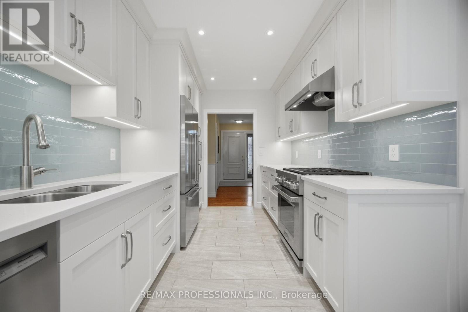 1448 Glenwatson Drive, Mississauga, Ontario  L5E 2V9 - Photo 12 - W12976920