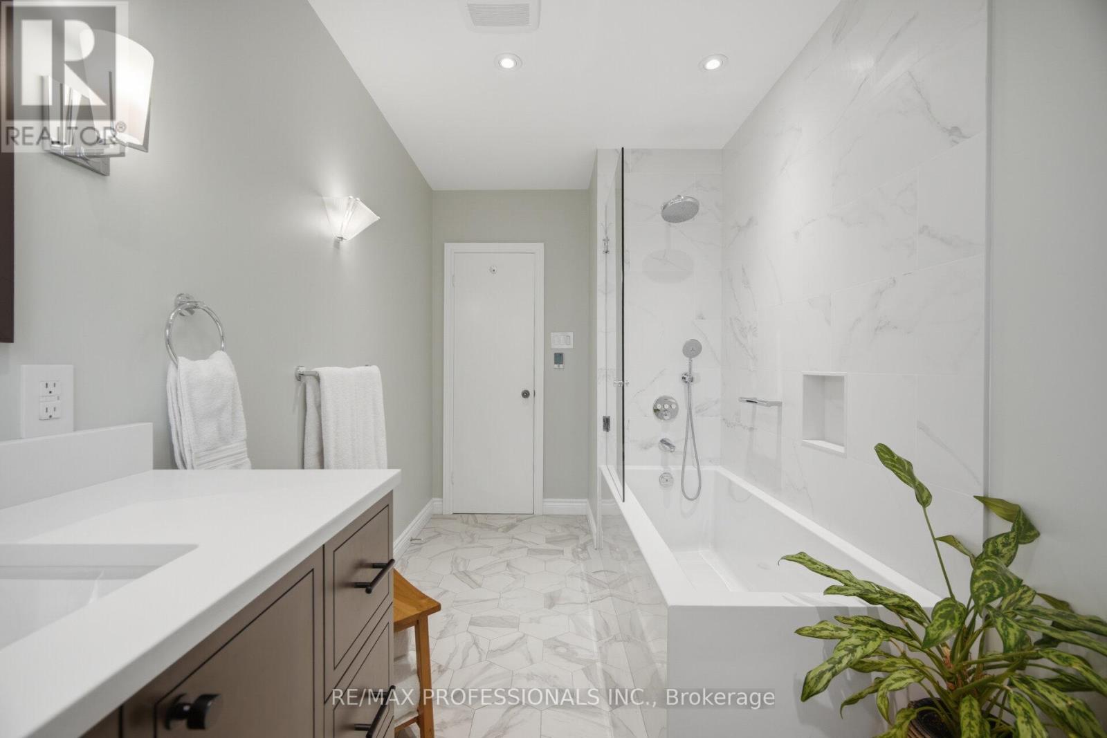 1448 Glenwatson Drive, Mississauga, Ontario  L5E 2V9 - Photo 28 - W12976920