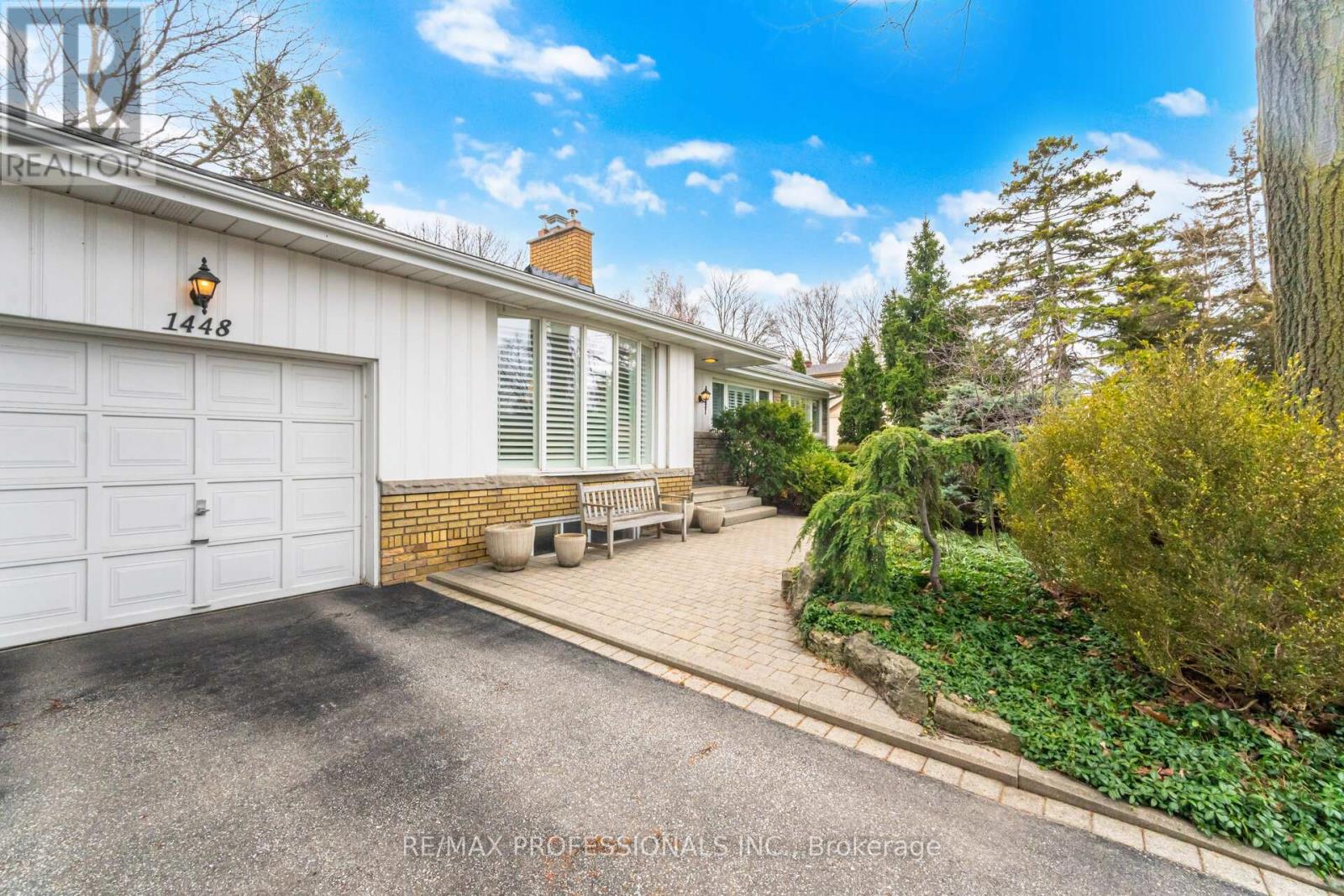 1448 Glenwatson Drive, Mississauga, Ontario  L5E 2V9 - Photo 3 - W12976920