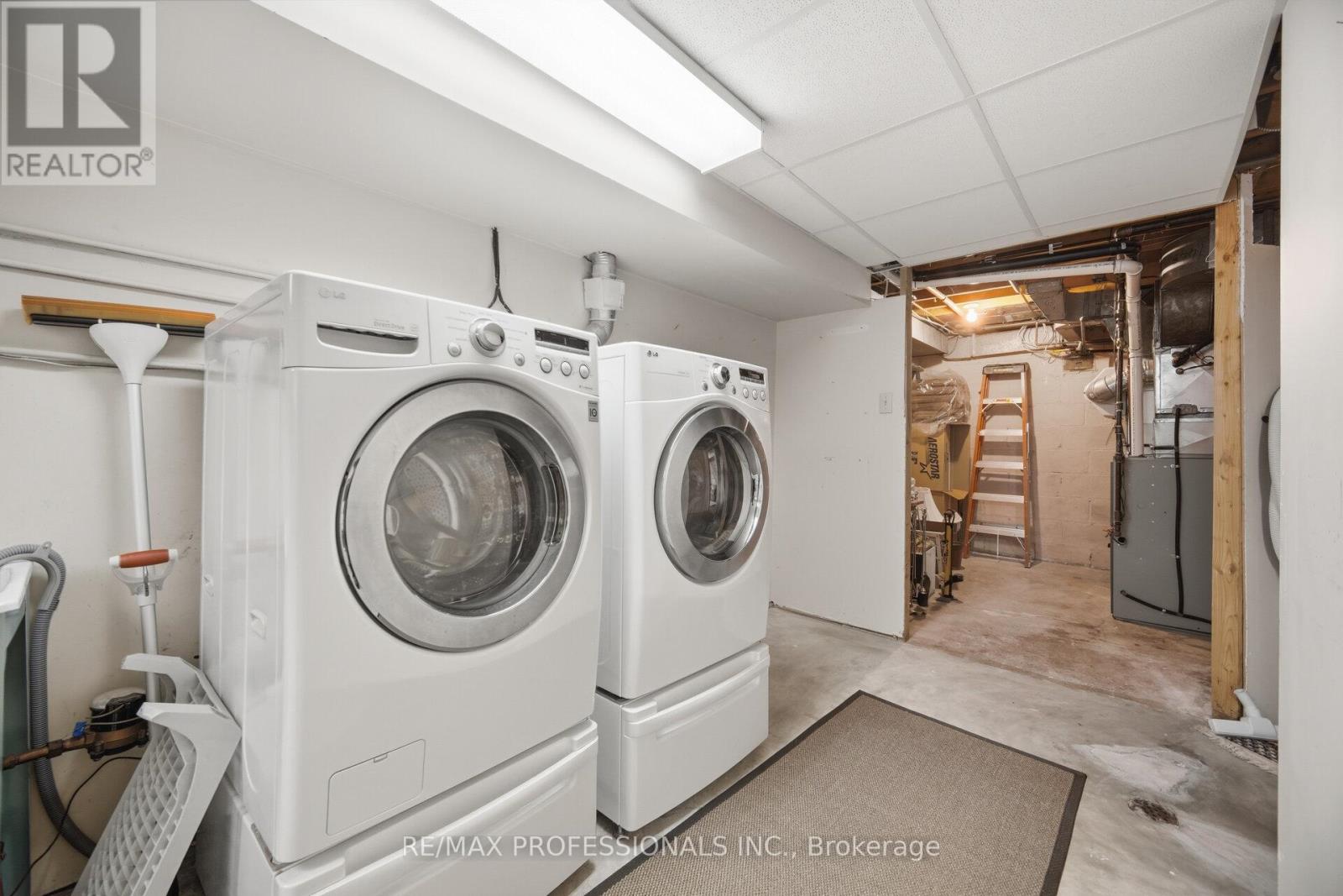 1448 Glenwatson Drive, Mississauga, Ontario  L5E 2V9 - Photo 39 - W12976920