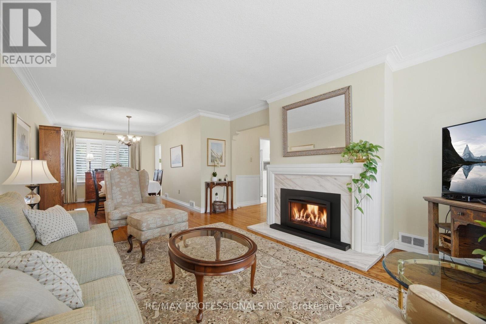 1448 Glenwatson Drive, Mississauga, Ontario  L5E 2V9 - Photo 9 - W12976920