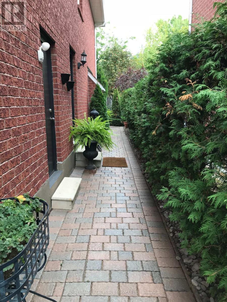 3030 Banbury Crescent, Oakville, Ontario  L6H 5P9 - Photo 40 - W12976928