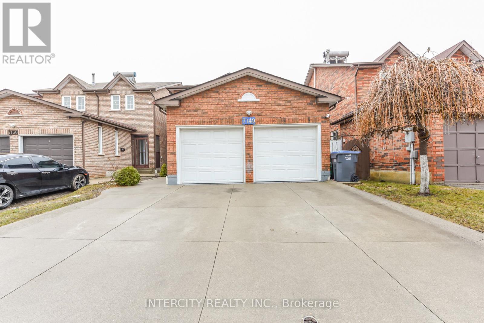 7140 Dalewood Drive, Mississauga, Ontario  L4T 4E9 - Photo 2 - W12977116