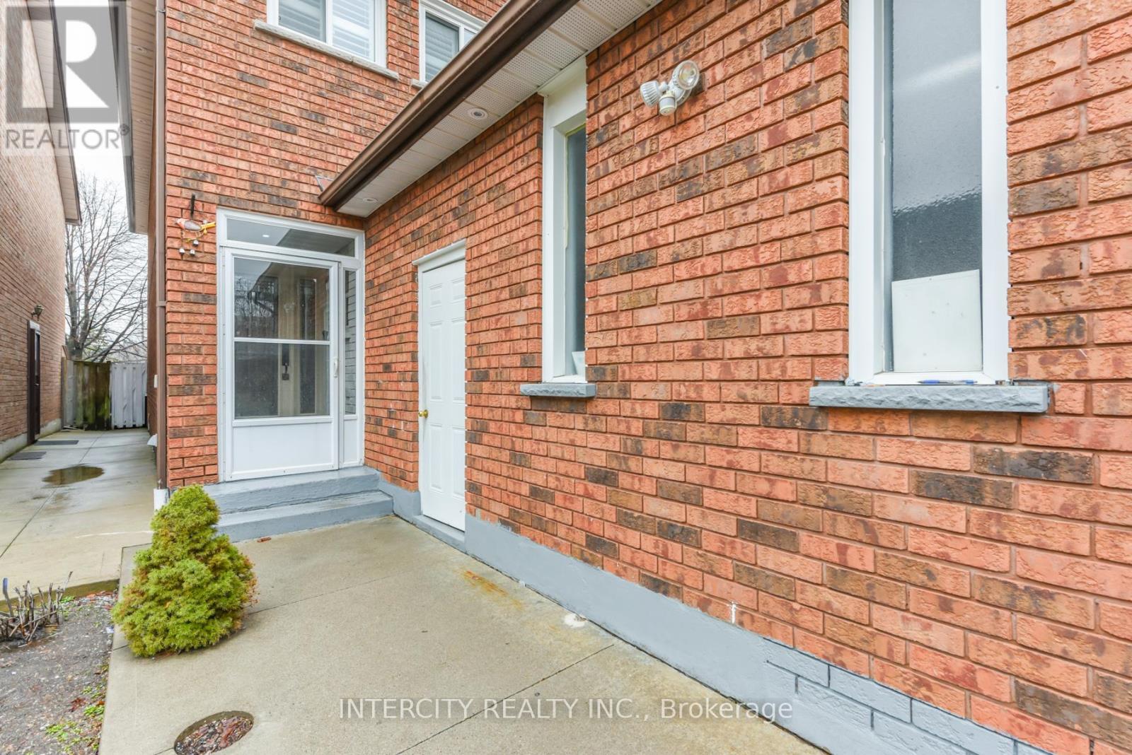 7140 Dalewood Drive, Mississauga, Ontario  L4T 4E9 - Photo 4 - W12977116