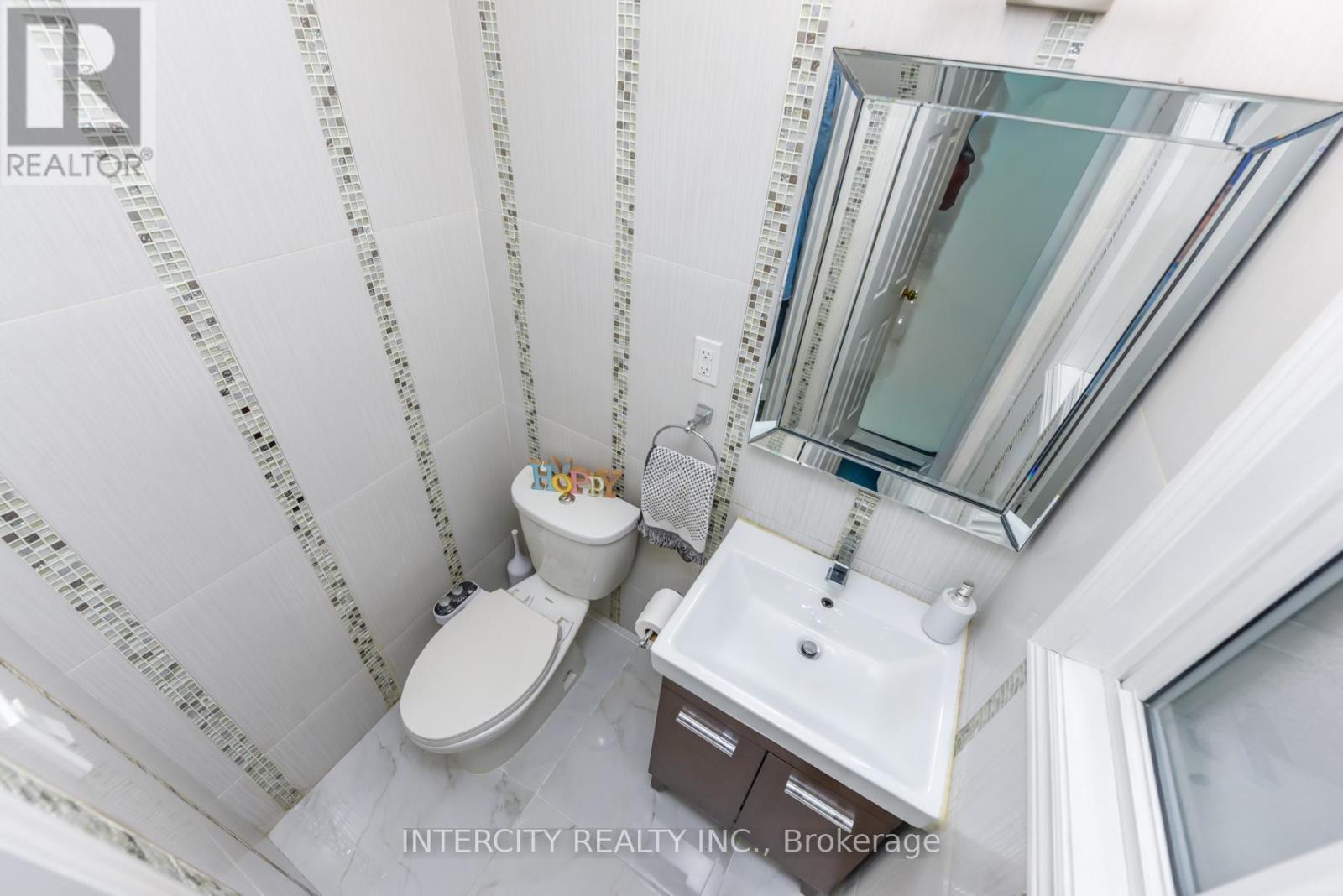 7140 Dalewood Drive, Mississauga, Ontario  L4T 4E9 - Photo 8 - W12977116